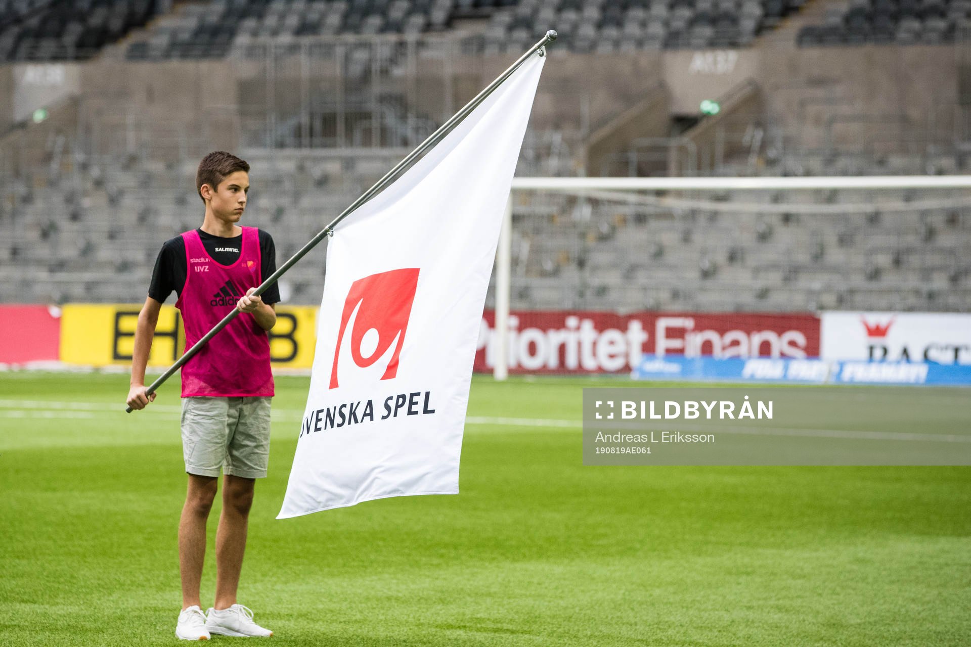 En flagga med Svenska Spels logo innan fotbollsmatchen i