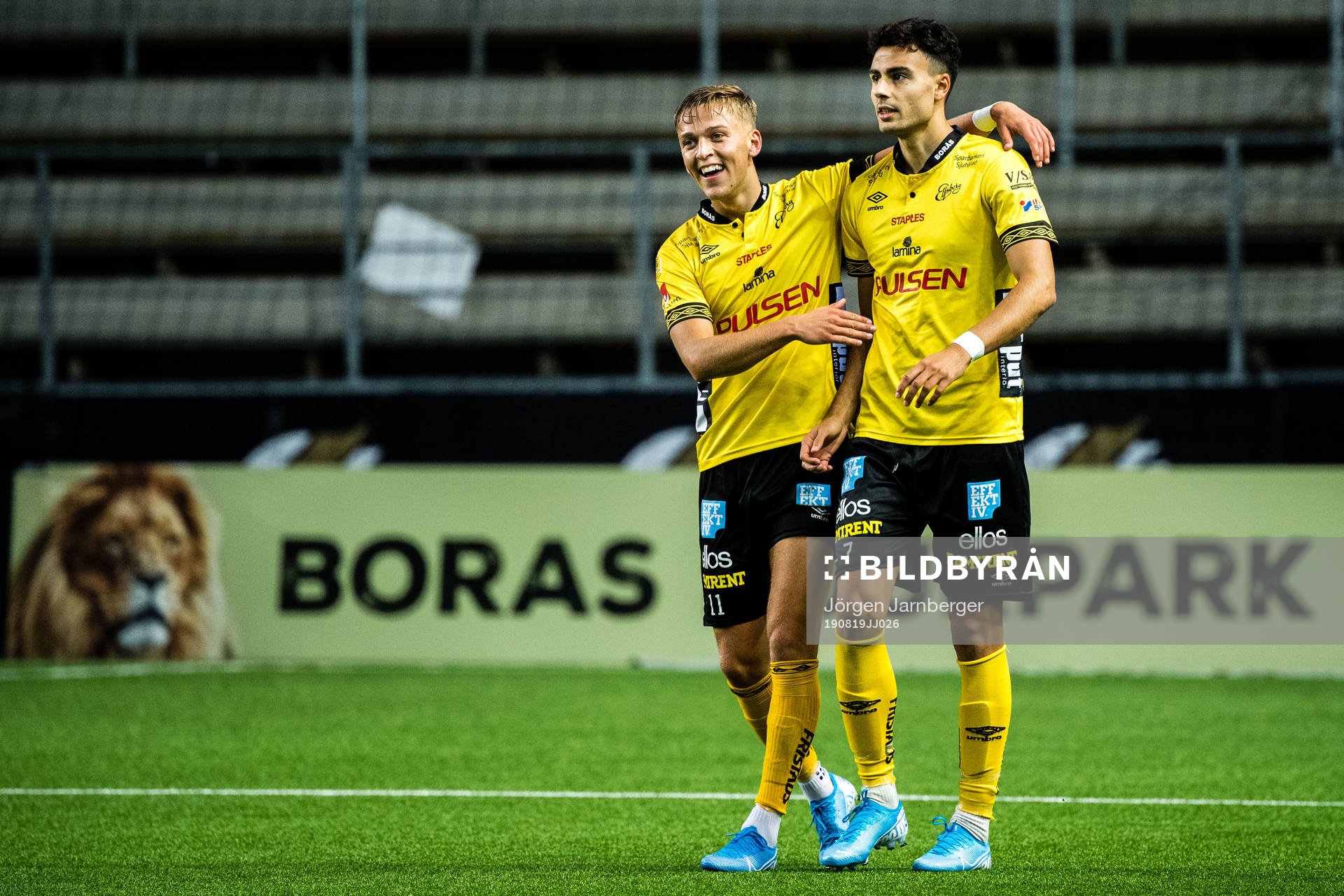 Elfsborgs Deniz Hümmet och Jesper Karlsson jublar efter 4-1 under fotbollsmatchen i Allsvenskan mellan Elfsborg och Östersund den 19 augusti 2019 i Borås.