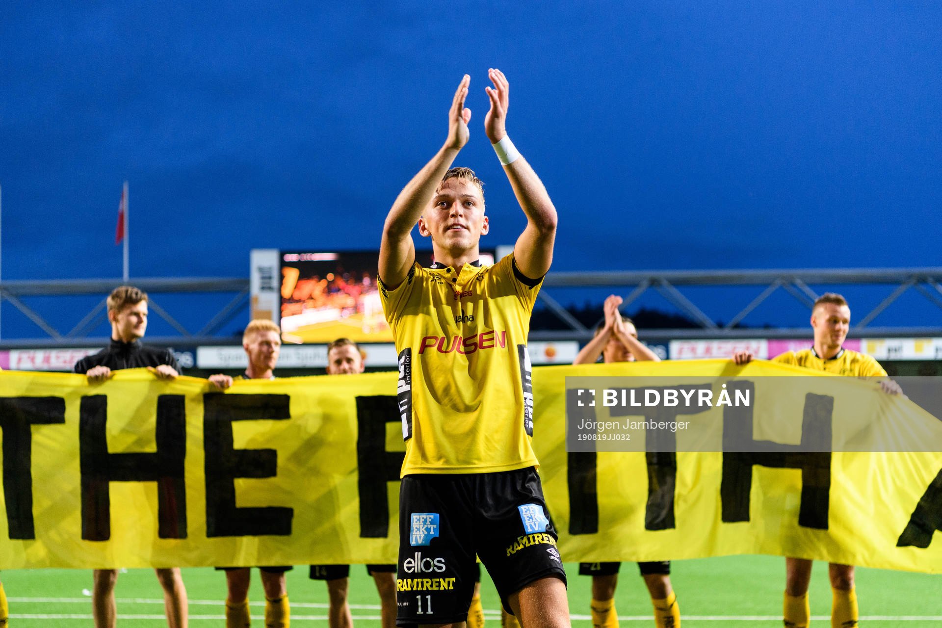 Elfsborgs spelare med Jesper Karlsson tackar publiken