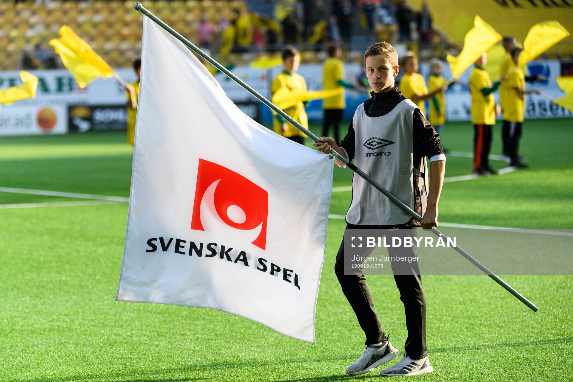 Fan bärare Svenska spels logga