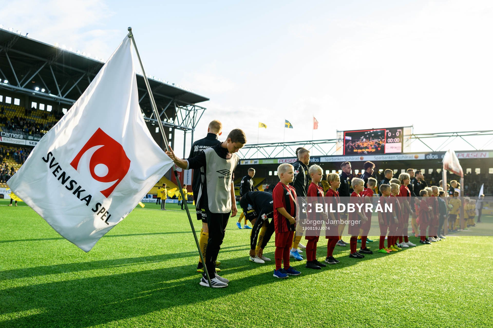 Fan bärare Svenska spels logga vid lineup under fotbollsmatchen i Allsvenskan mellan Elfsborg och Östersund den 19 augusti 2019 i Borås.