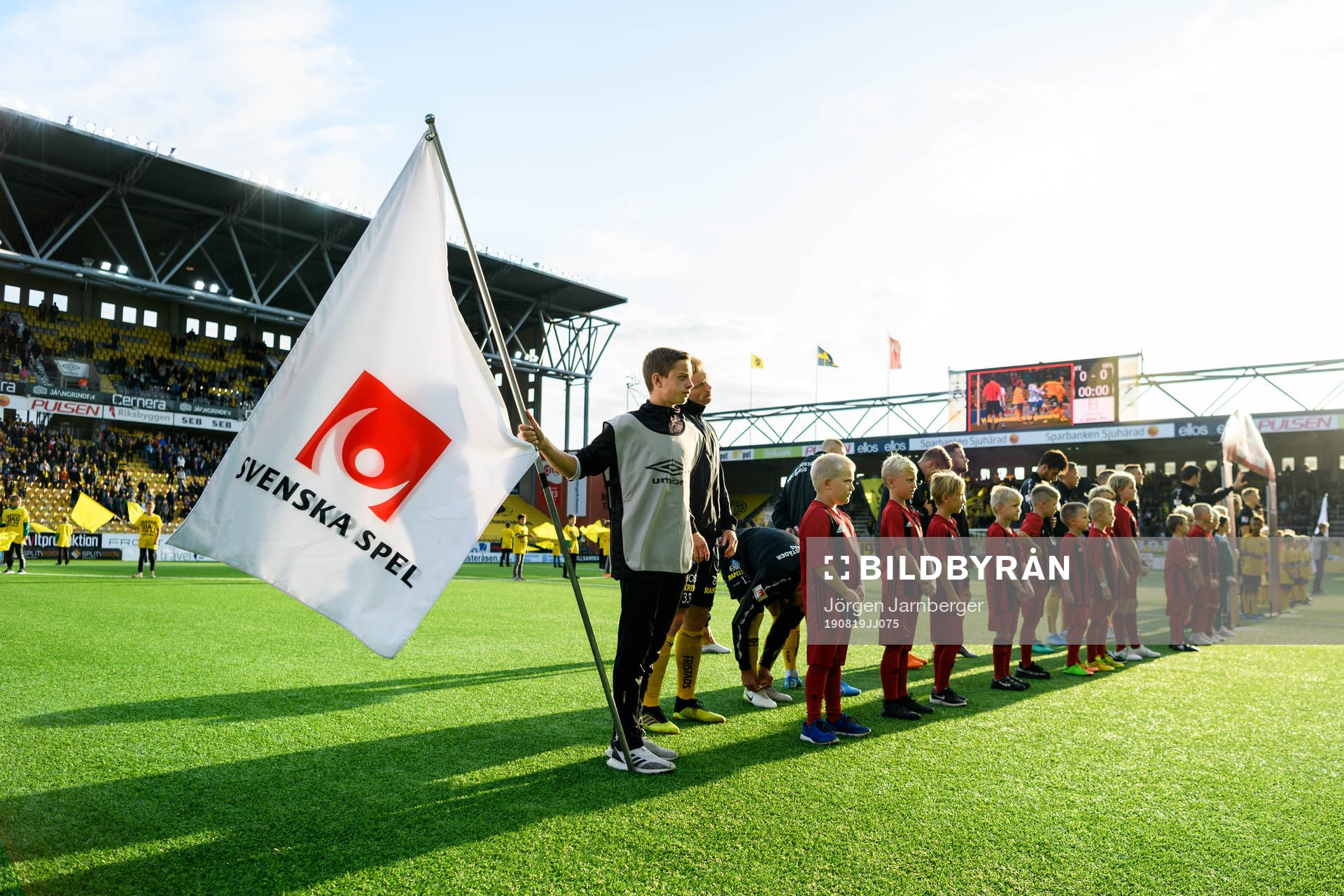 Fan bärare Svenska spels logga vid lineup under fotbollsmatchen i Allsvenskan mellan Elfsborg och Östersund den 19 augusti 2019 i Borås.