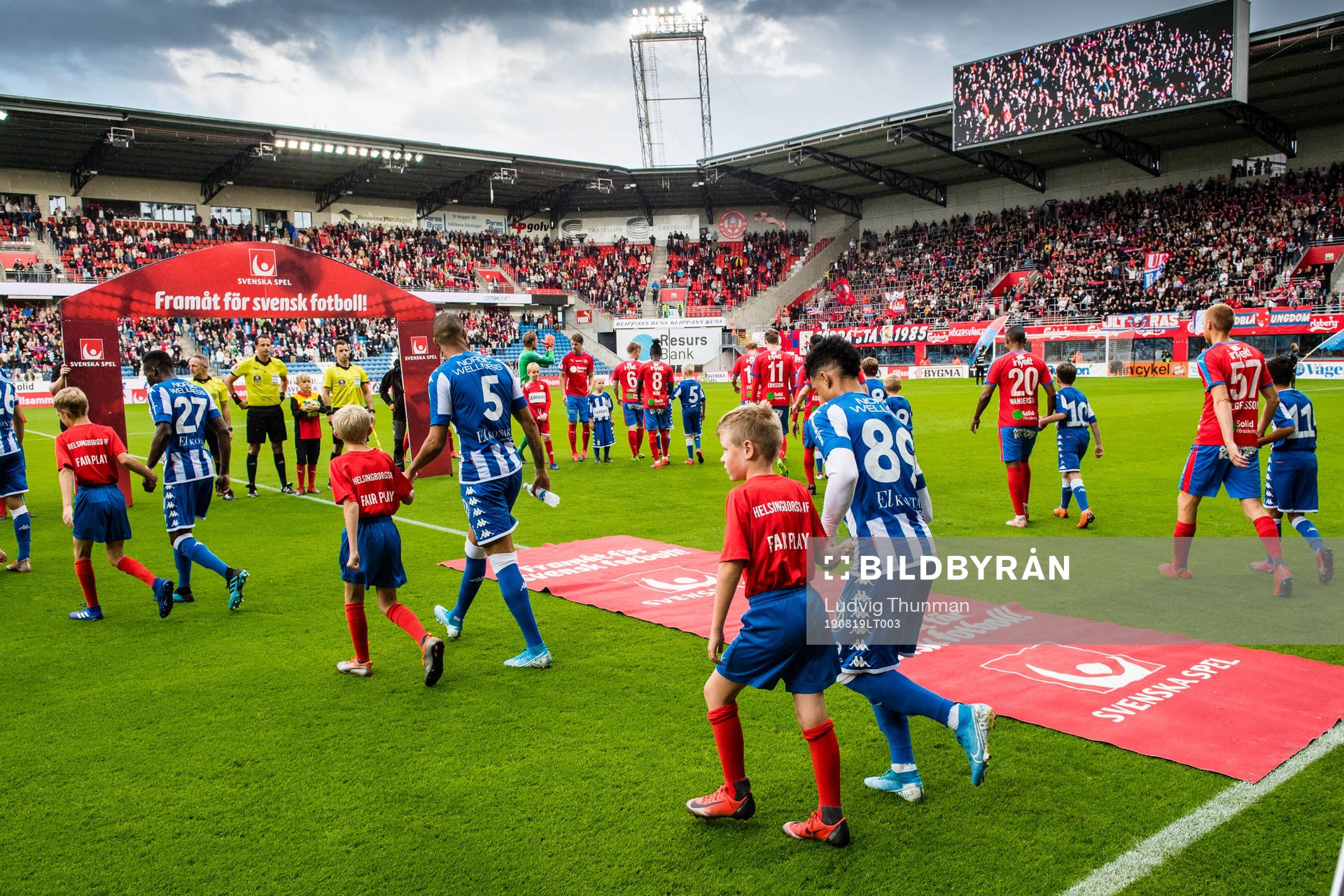 Helsingborgs och IFK Göteborgs spelare marscherar in