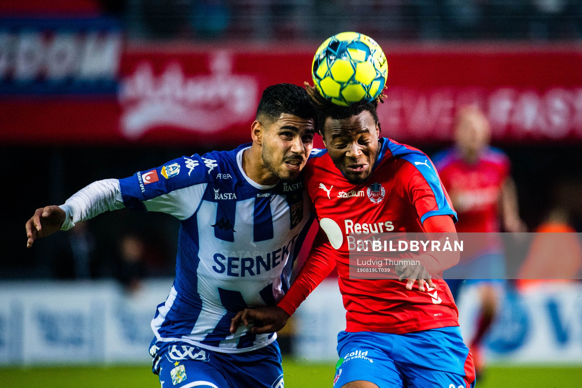 IFK Göteborgs Hosam Aiesh och Helsingborgs Kundai Benyu