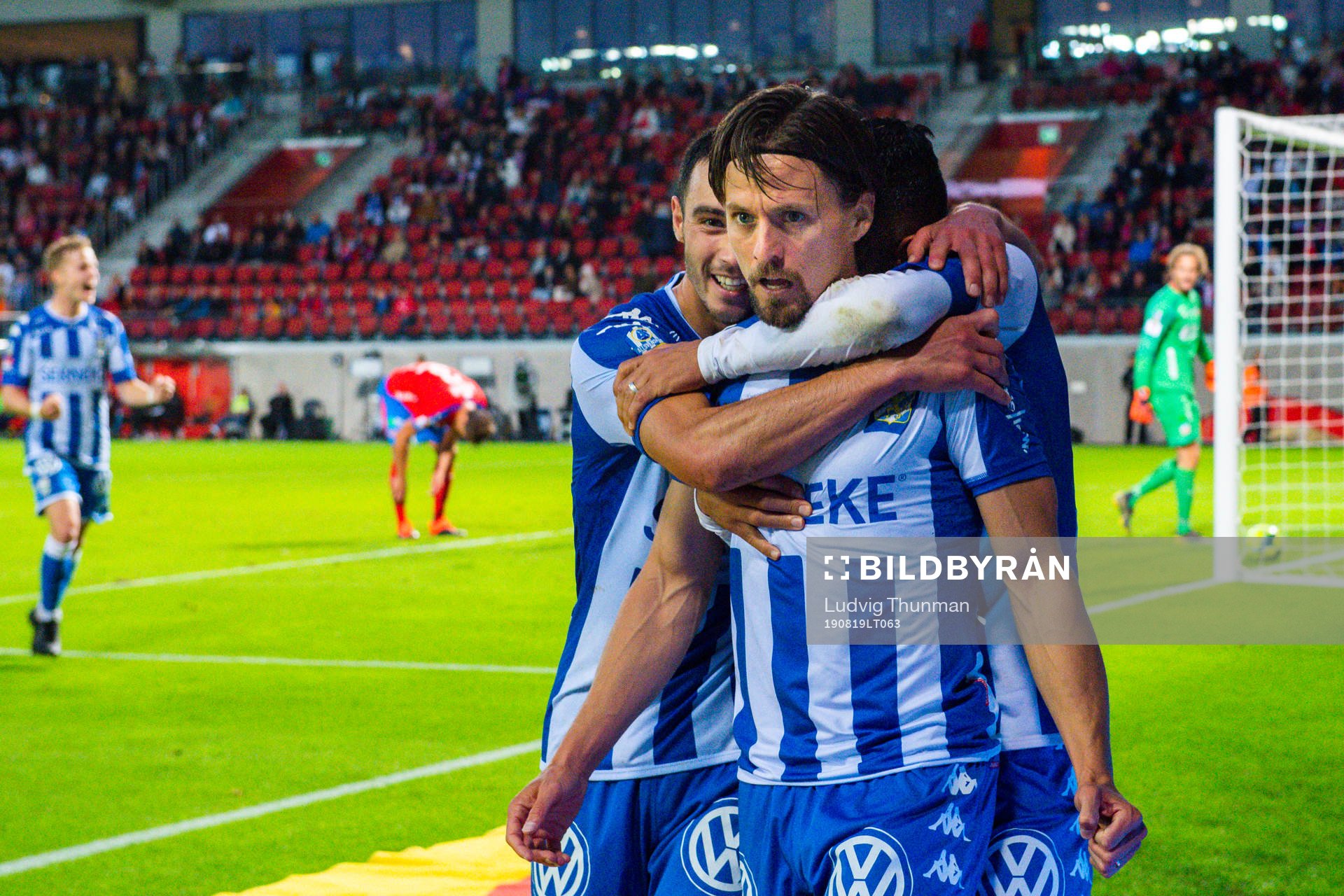 IFK Göteborgs Lasse Vibe kramas om av lagkamraterna