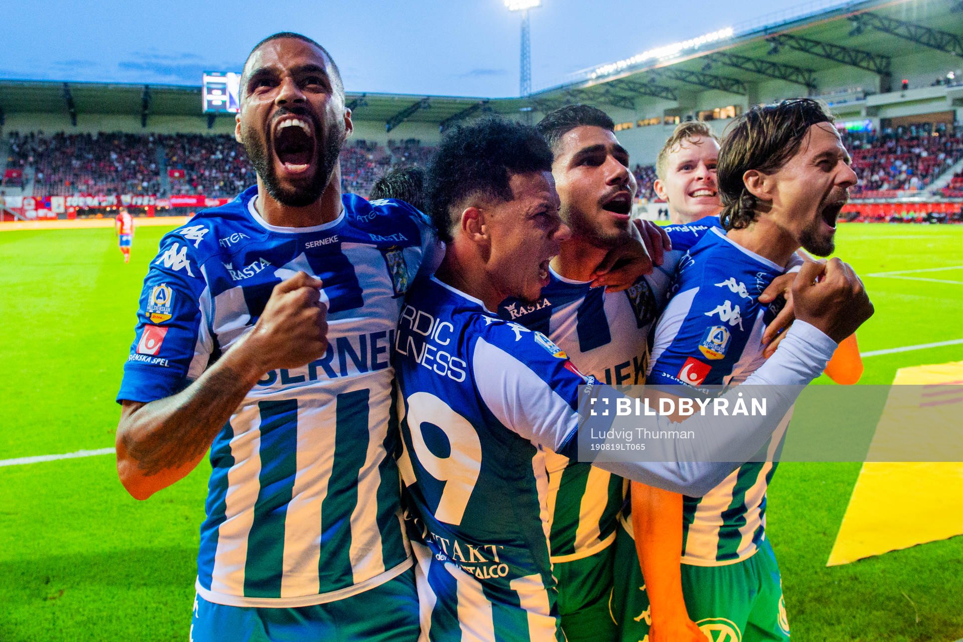 IFK Göteborgs Lasse Vibe kramas om av lagkamraterna