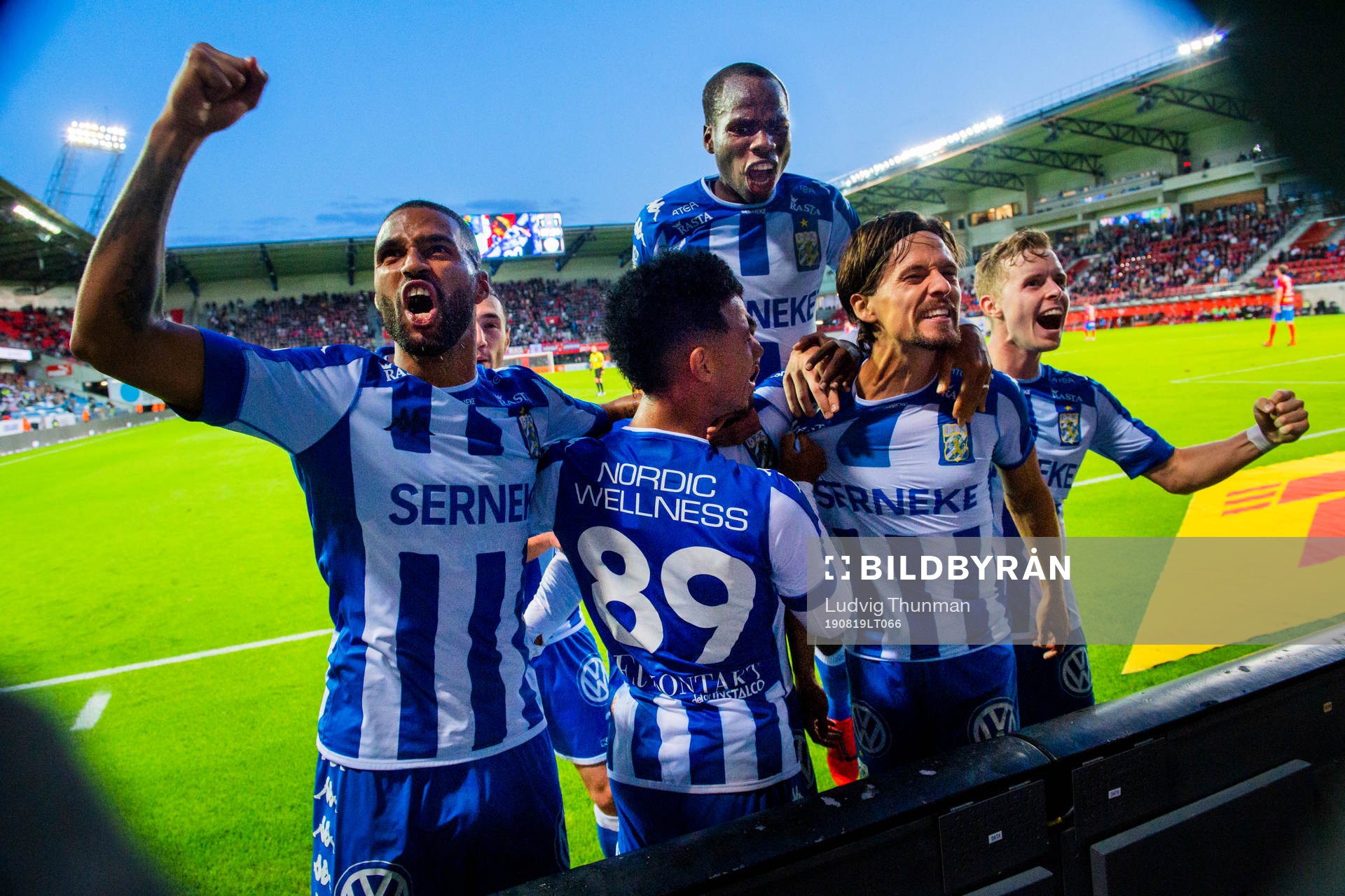 IFK Göteborgs Lasse Vibe kramas om av lagkamraterna