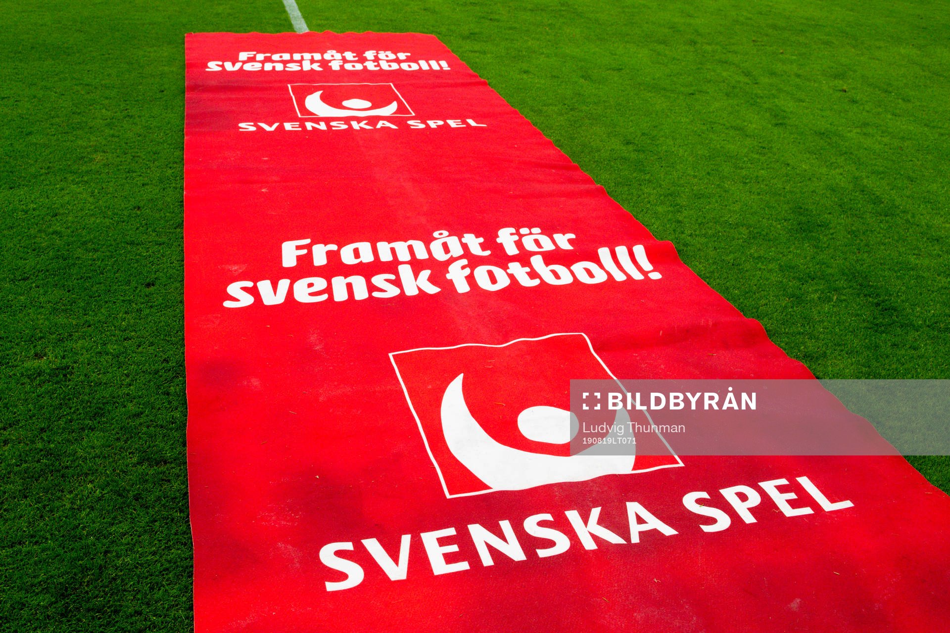 En matta med reklam för Svenska spel