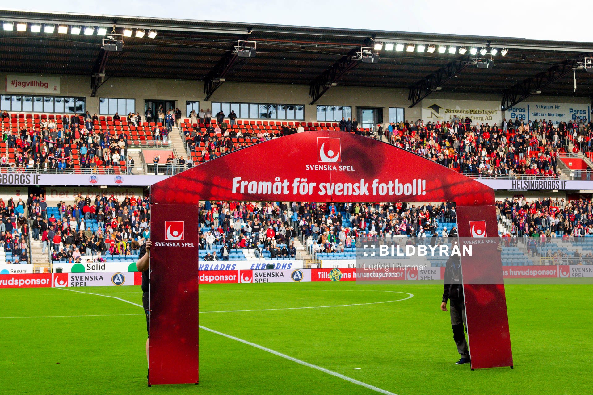 En båge med reklam för Svenska spel