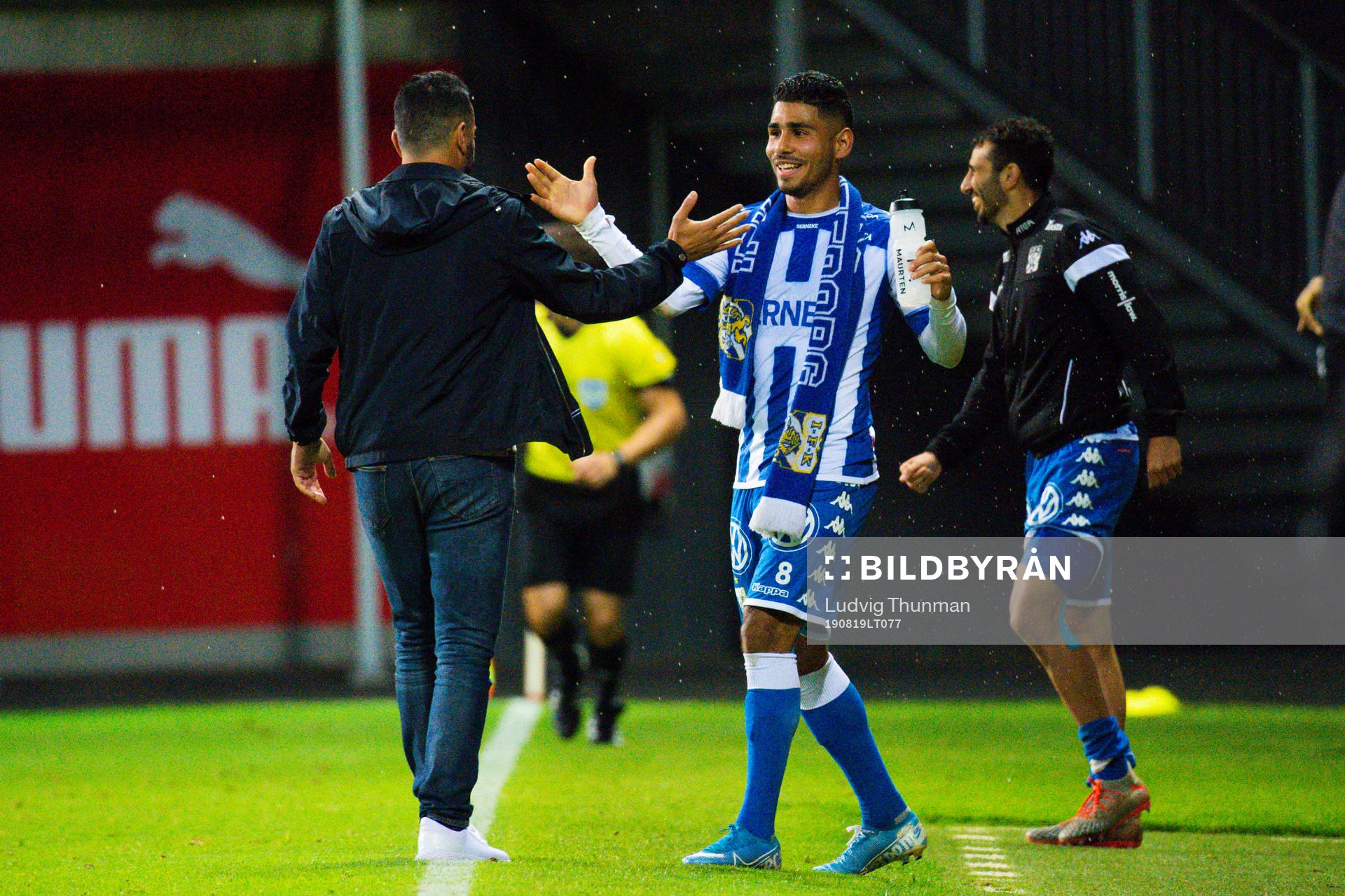 IFK Göteborgs tränare Poya Asbaghi och Hosam Aiesh jublar