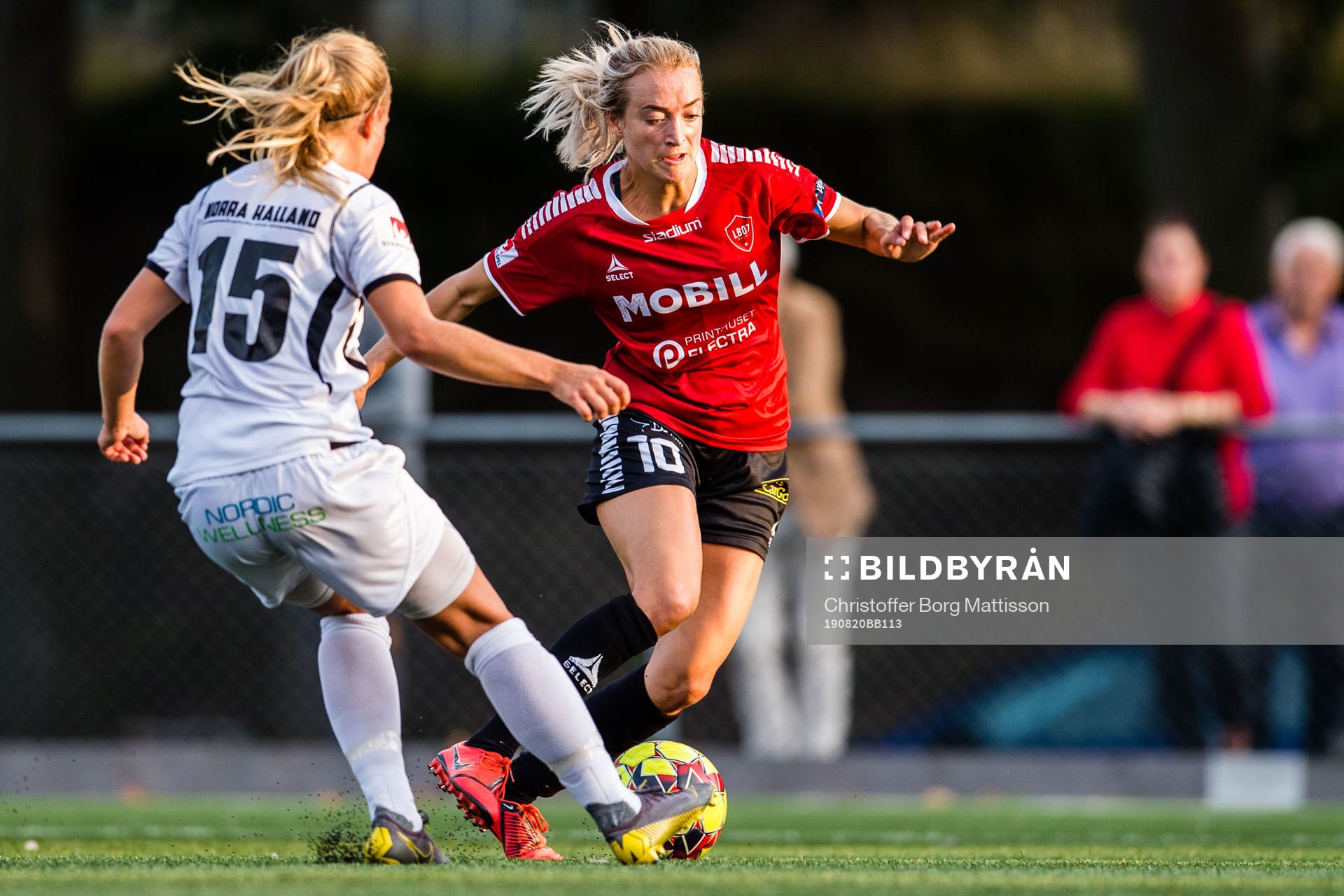 Kungsbackas Linnea Bjöörn och Limhamn Bunkeflos Hanna Elizabeth Terry under fotbollsmatchen i Damallsvenskan mellan Limhamn Bunkeflo och Kungsbacka den 20 augusti 2019 i Malmö.
