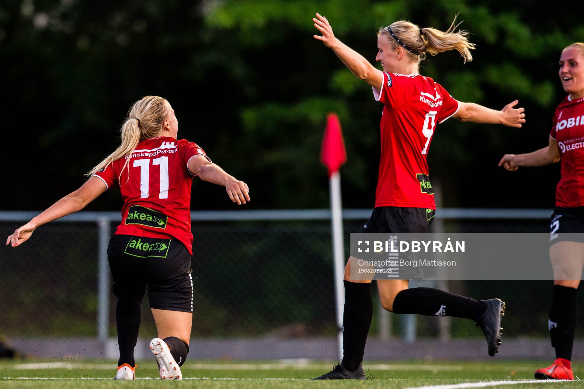 Limhamn Bunkeflos Sophie Sundqvist jublar med lagkamrater