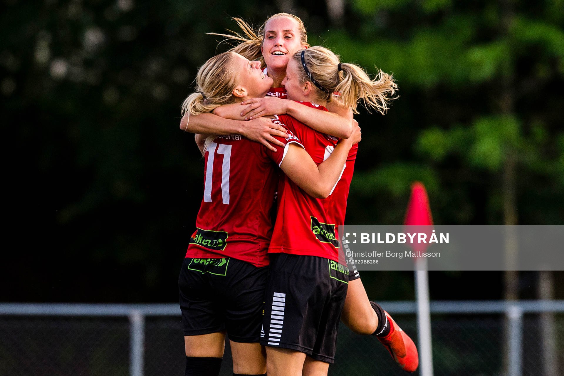 Limhamn Bunkeflos Sophie Sundqvist jublar med lagkamrater