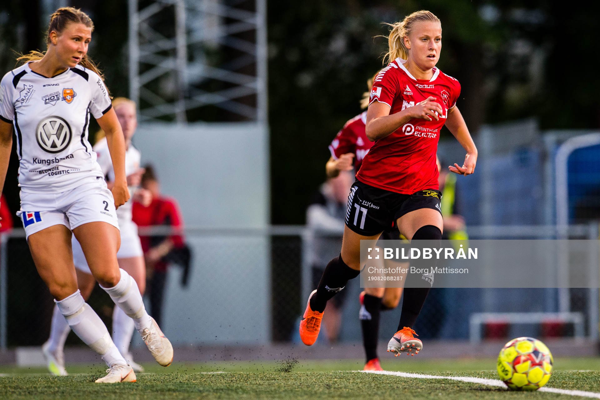 Kungsbackas Emilia Hjertberg och Limhamn Bunkeflos Sophie Sundqvist under fotbollsmatchen i Damallsvenskan mellan Limhamn Bunkeflo och Kungsbacka den 20 augusti 2019 i Malmö.