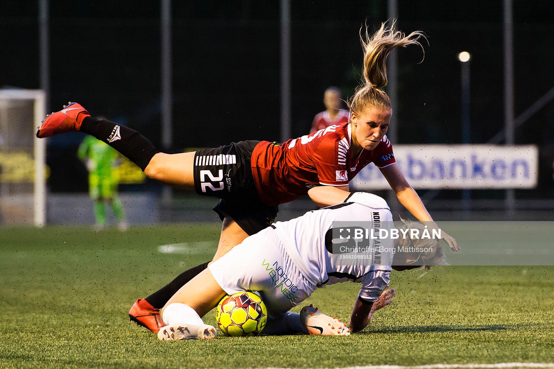 Limhamn Bunkeflos Hanna Persson och Kungsbackas Klara Rybrink under fotbollsmatchen i Damallsvenskan mellan Limhamn Bunkeflo och Kungsbacka den 20 augusti 2019 i Malmö.
