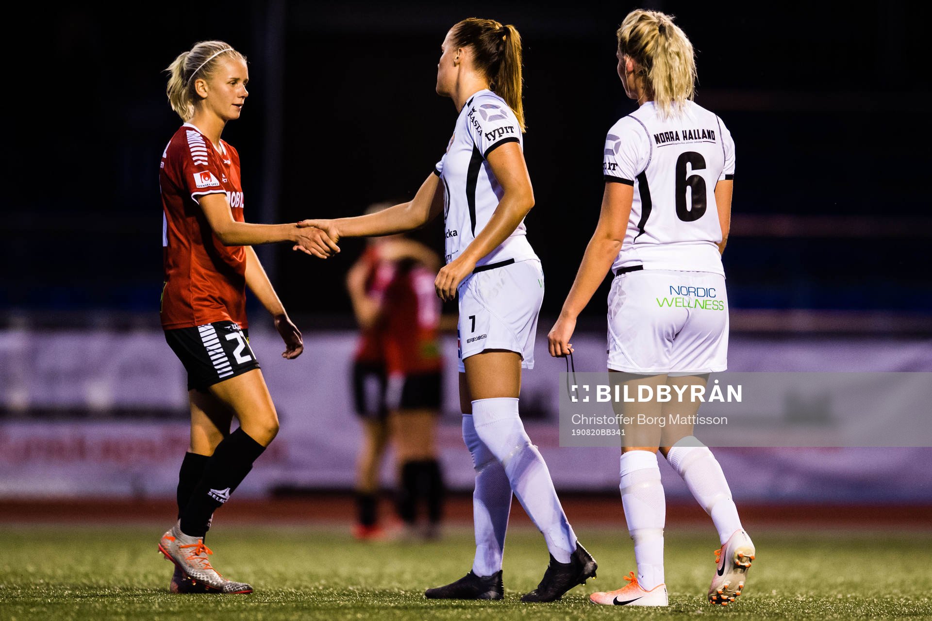 Limhamn Bunkeflos Nellie Lilja och Kungsbackas Ida Pettersson och Klara Rybrink tackar varandra efter fotbollsmatchen i Damallsvenskan mellan Limhamn Bunkeflo och Kungsbacka den 20 augusti 2019 i Malmö.