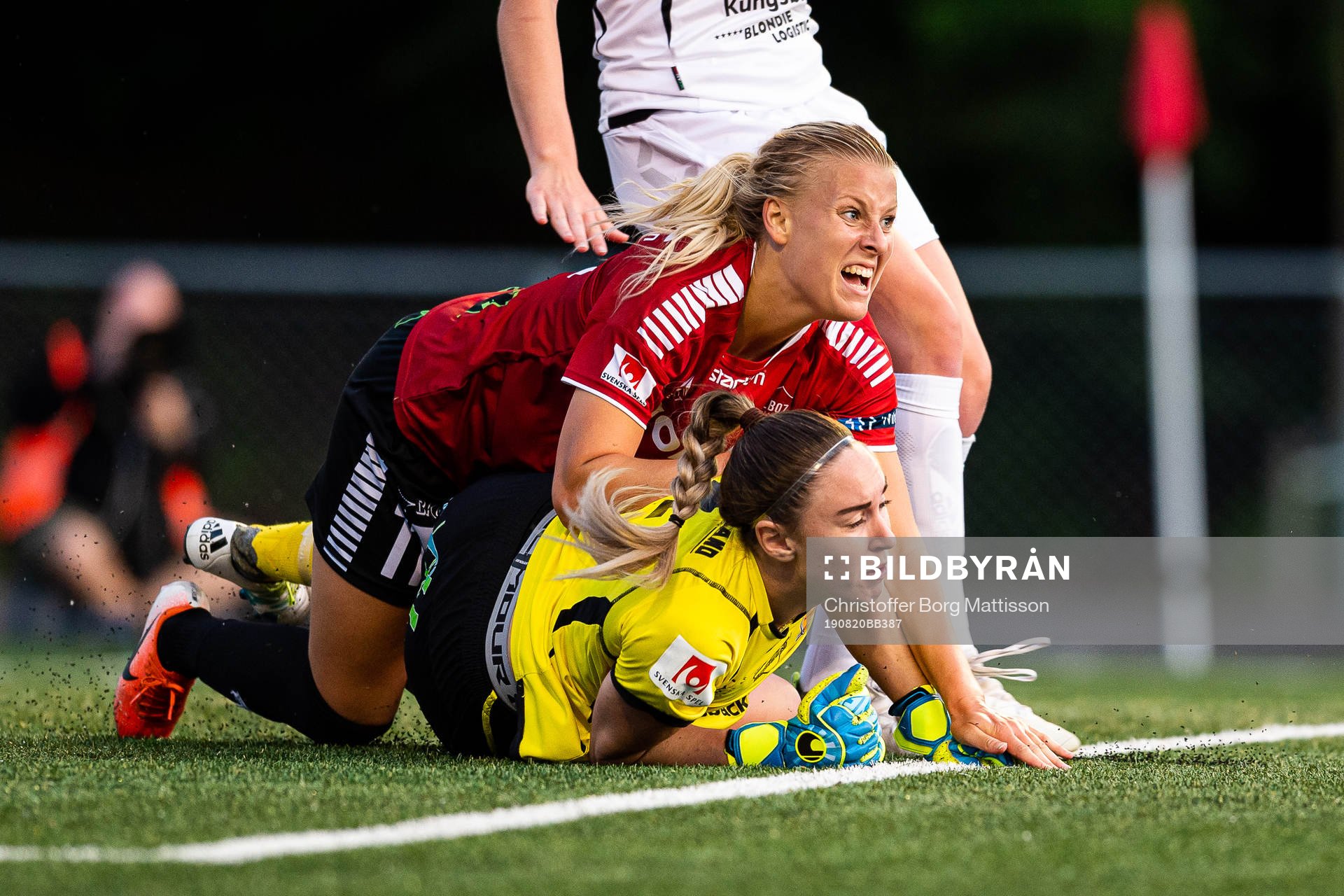 Limhamn Bunkeflos Sophie Sundqvist och Kungsbackas målvakt