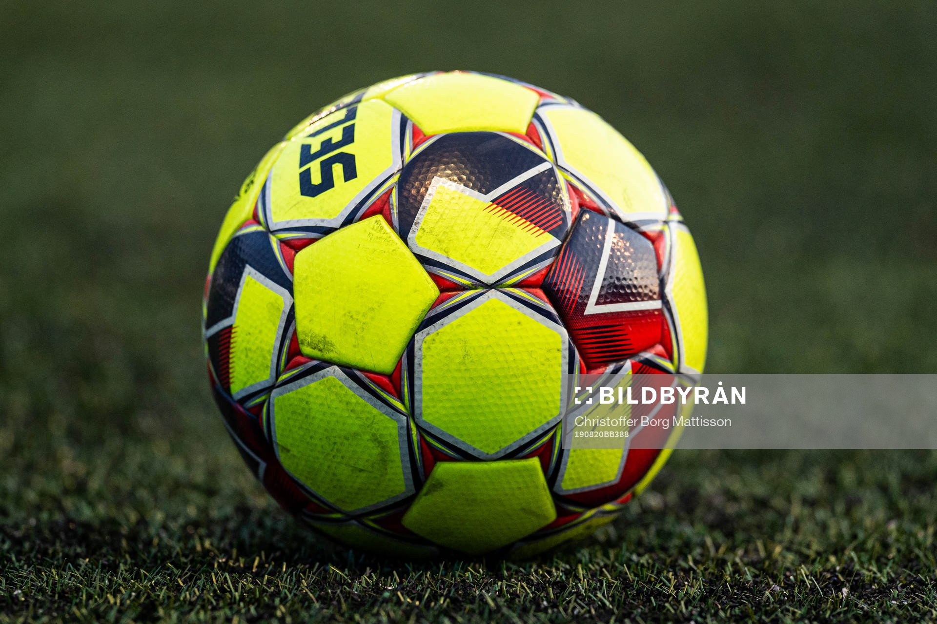 Fotboll ligger på fotbollsplanen under fotbollsmatchen i Damallsvenskan mellan Limhamn Bunkeflo och Kungsbacka den 20 augusti 2019 i Malmö.