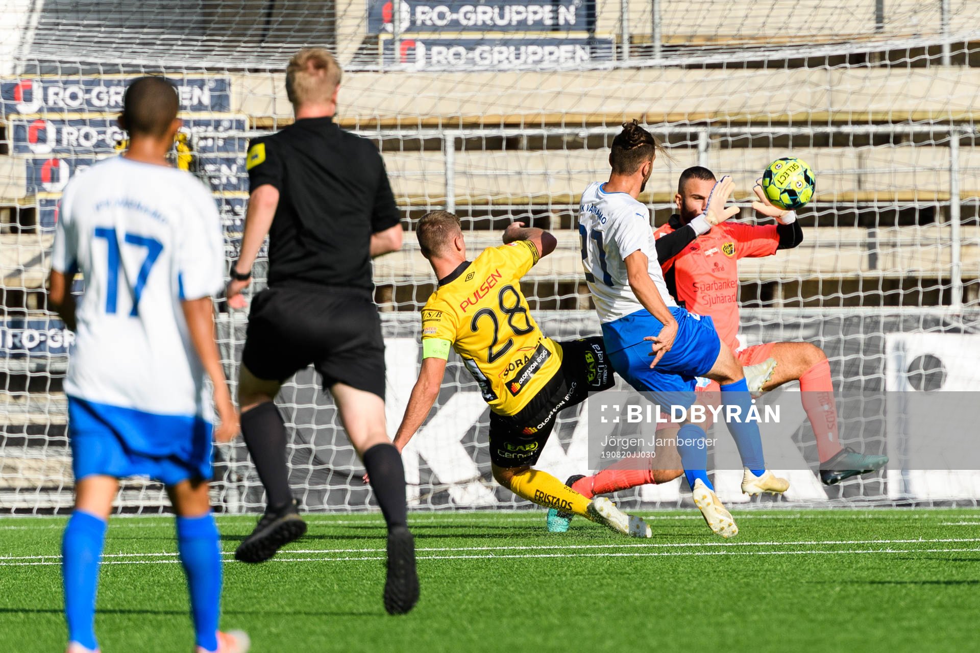 Elfsborgs målvakt Camil Altun räddar skott i kam med