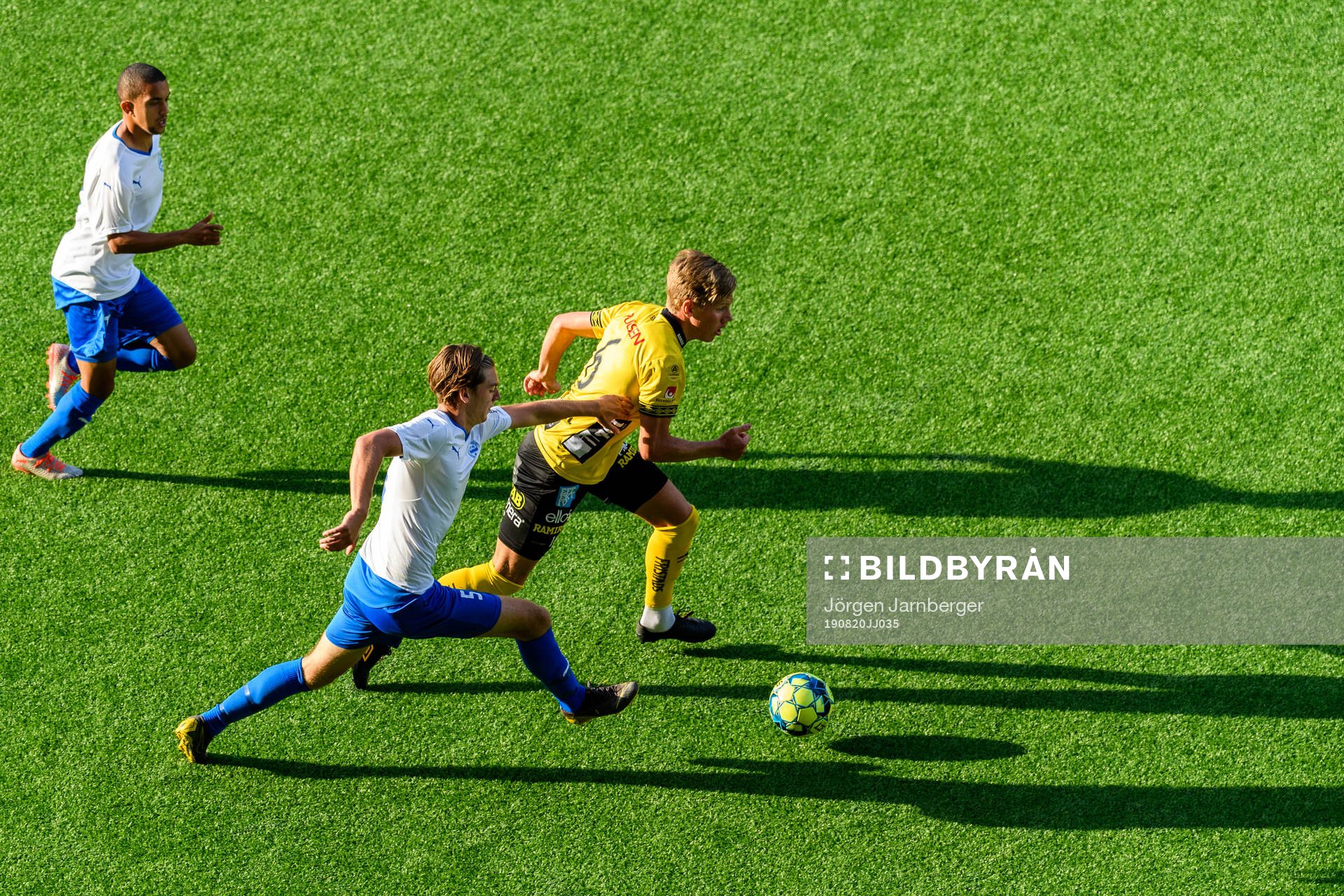 Elfsborgs Noah Söderberg i kamp med Värnamos Axel Winberg och Erick Brendon Pinheiro da Silva under fotbollsmatchen i U21 Allsvenskan mellan Elfsborg och IFK Värnamo den 20 augusti 2019 i Borås.