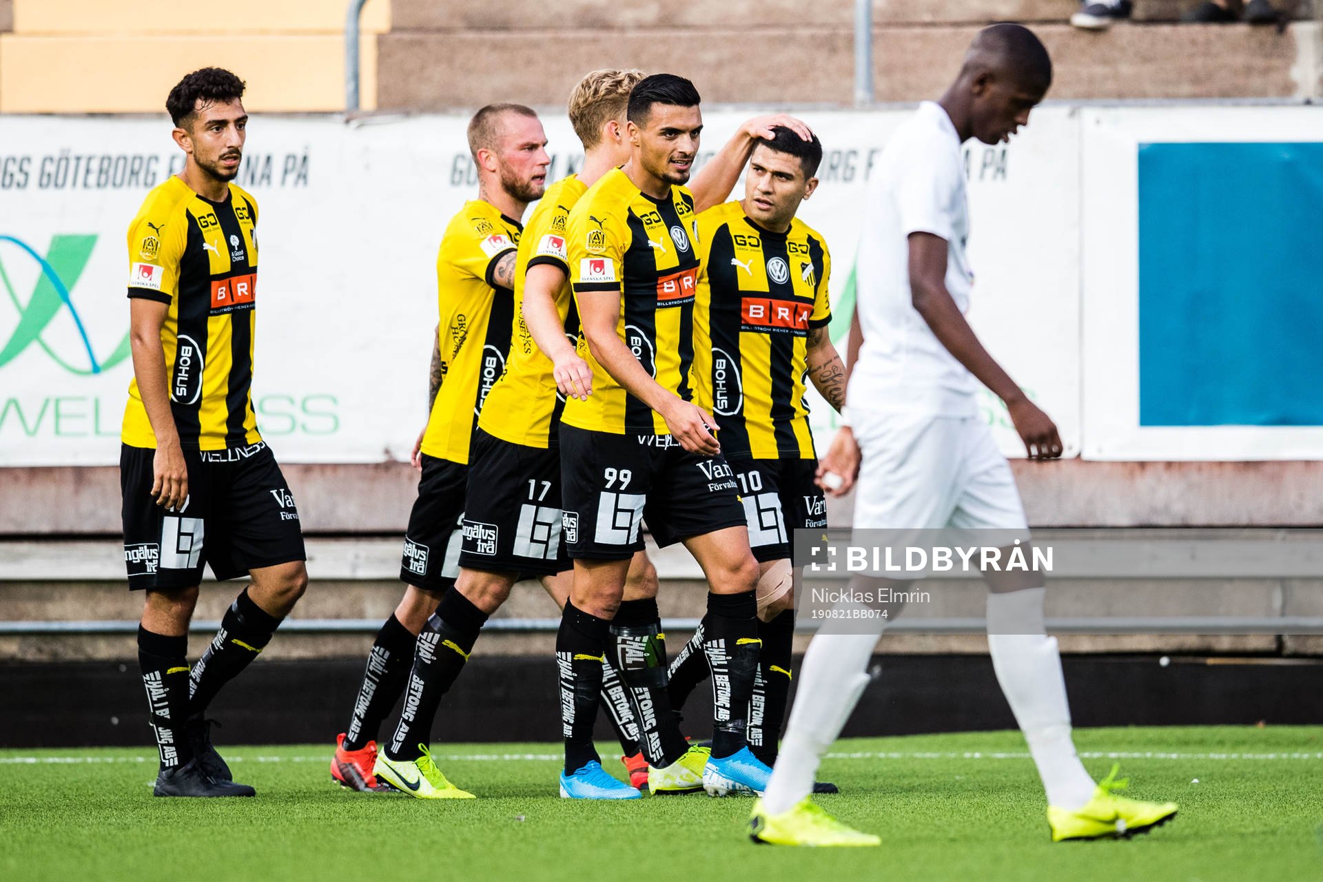 Häckens Paulinho jublar med lagkamrater