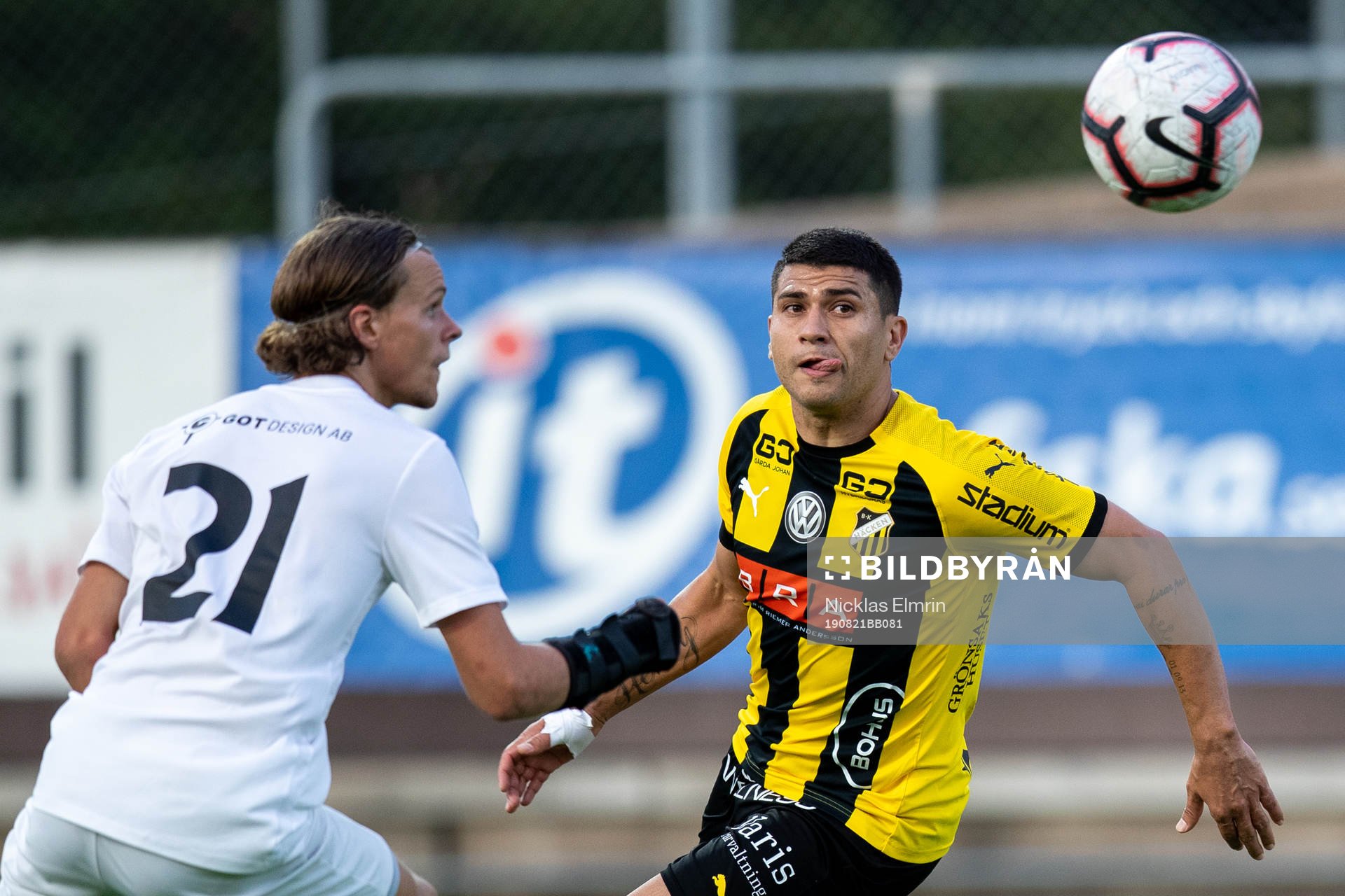 Häckens Paulinho mot Qvidings Fredrik Martinsson under fotbollsmatchen i Svenska Cupen mellan Qviding och Häcken den 21 augusti 2019 i Göteborg.