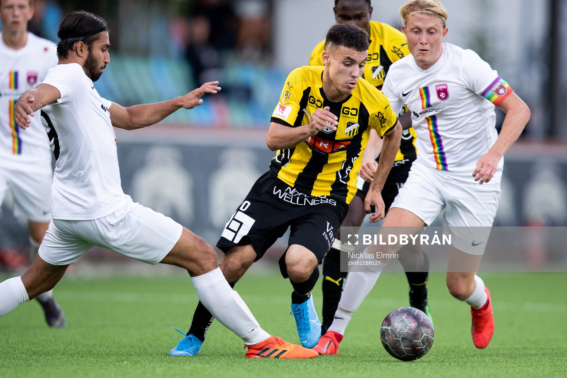 Häckens Ali Youssef mot Qvidings Noa Bernhardtz och Oscar Ehner under fotbollsmatchen i Svenska Cupen mellan Qviding och Häcken den 21 augusti 2019 i Göteborg.