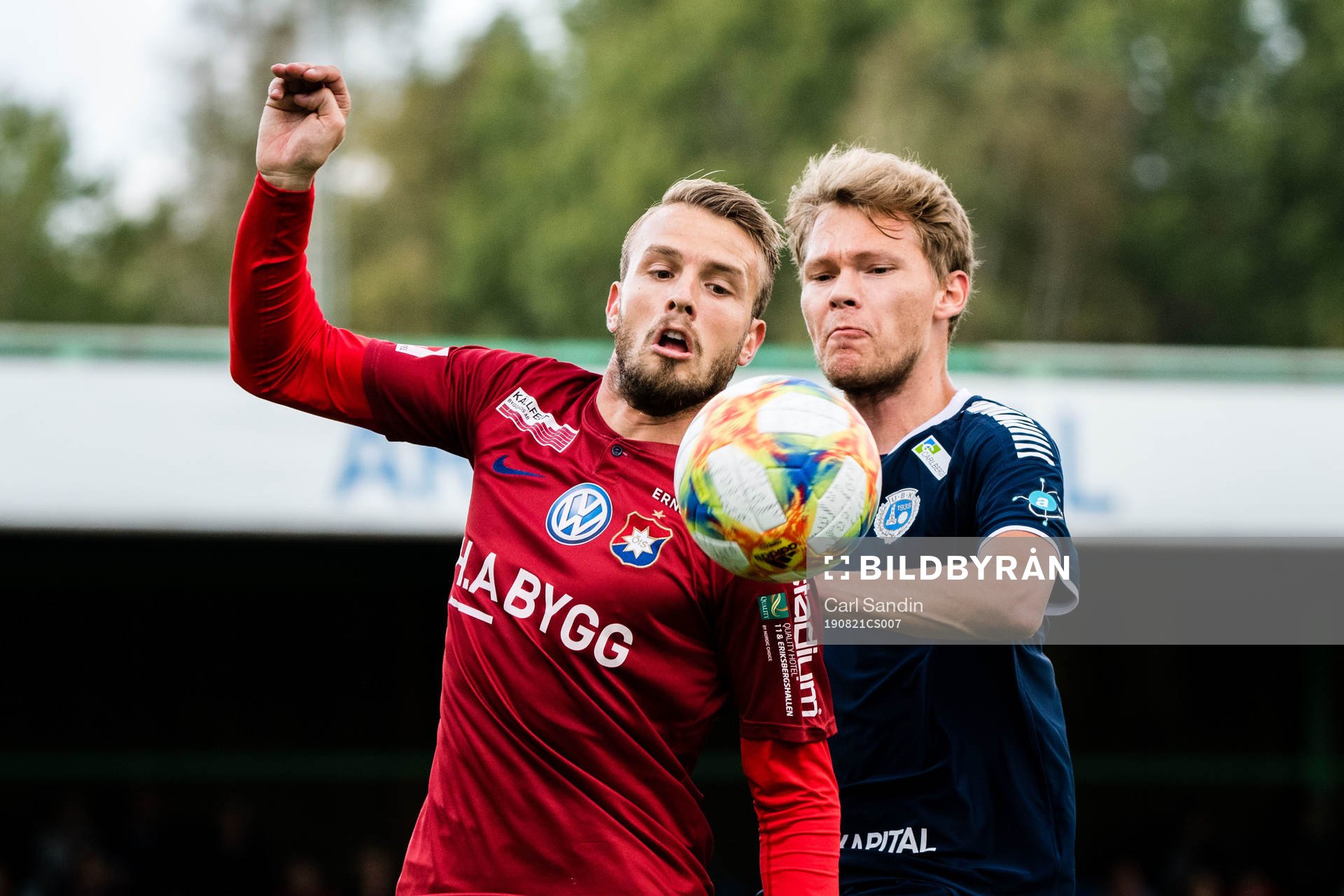 Örgrytes Simon Nilsson och Utsiktens Joakim Olausson under fotbollsmatchen i Svenska Cupen mellan Utsikten och Örgryte den 21 augusti 2019 i Göteborg.