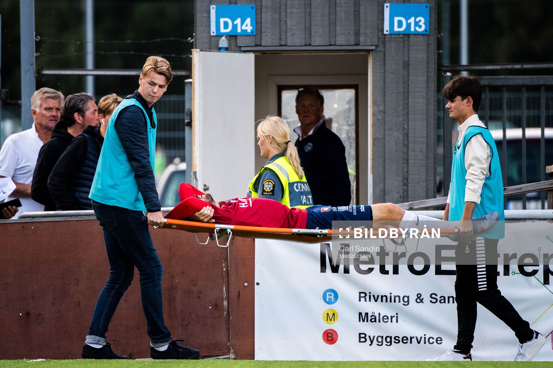 Örgrytes Simon Nilsson bärs ut på bår