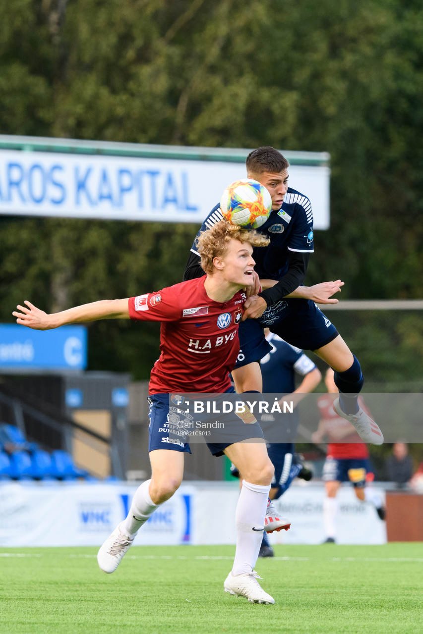 Örgrytes Freddie Brorsson i kamp om bollen med Utsiktens