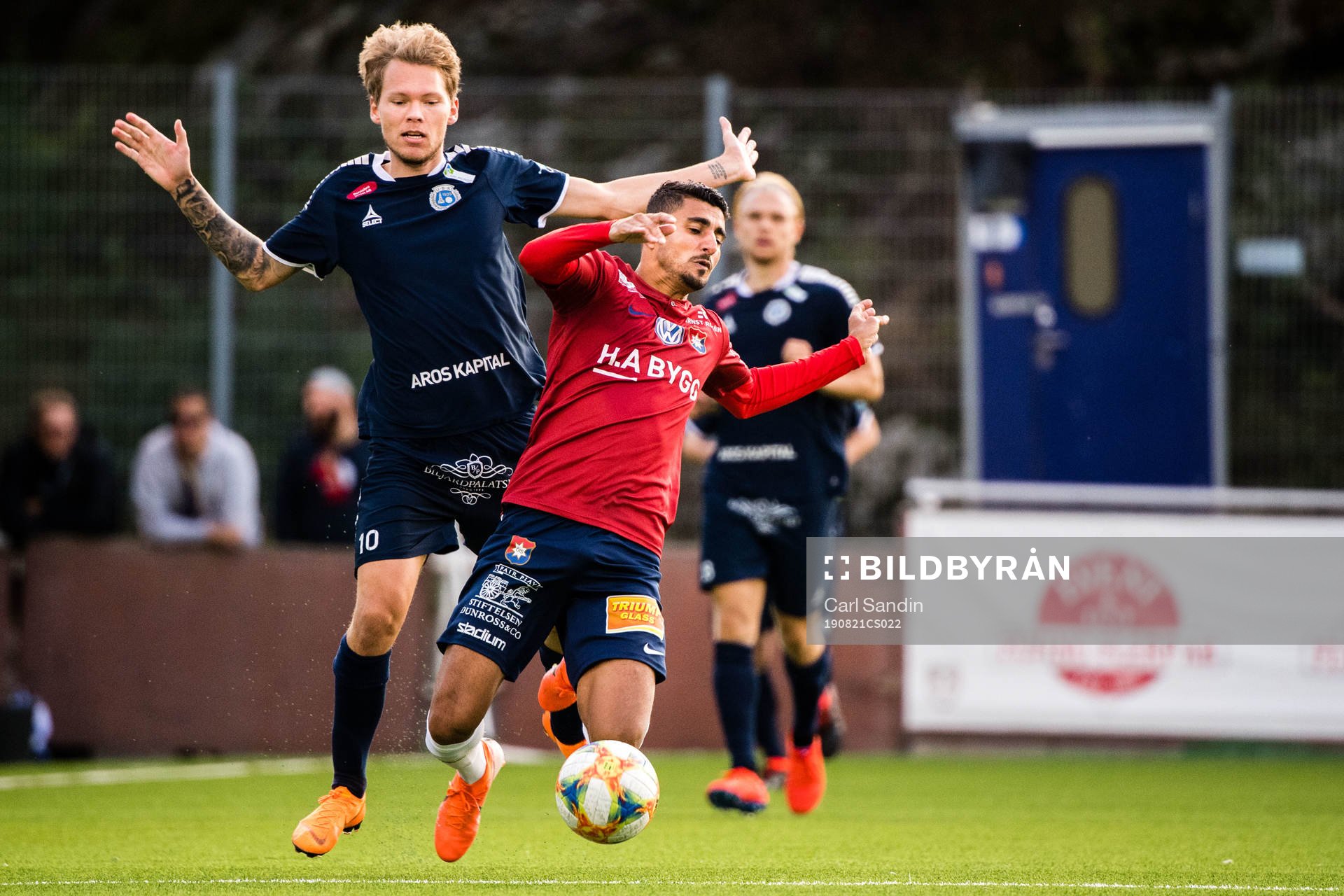 Utsiktens Joakim Olausson och Örgrytes Ailton Almeida