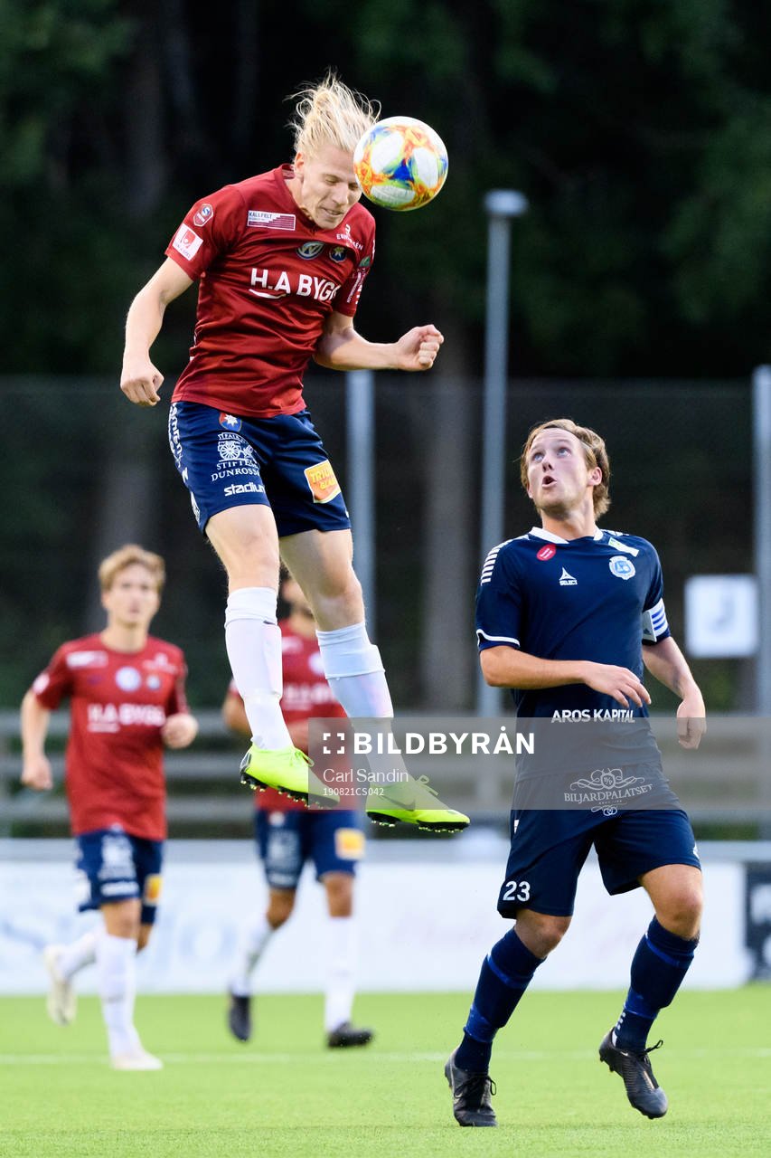 Örgrytes Gustav Ludwigson nickar bollen framför Utsiktens