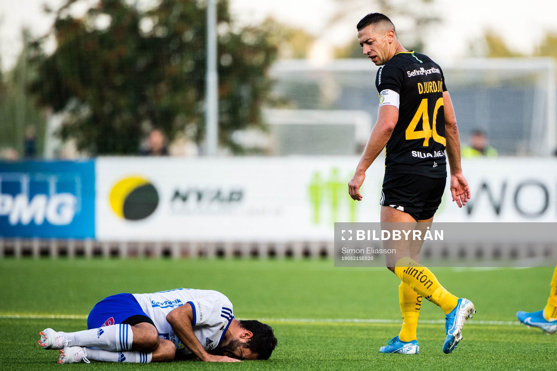 Luleås Arish Nouri och Hammarbys Nikola Djurdjic under fotbollsmatchen i Svenska Cupen mellan Luleå och Hammarby den 21 augusti 2019 i Luleå.