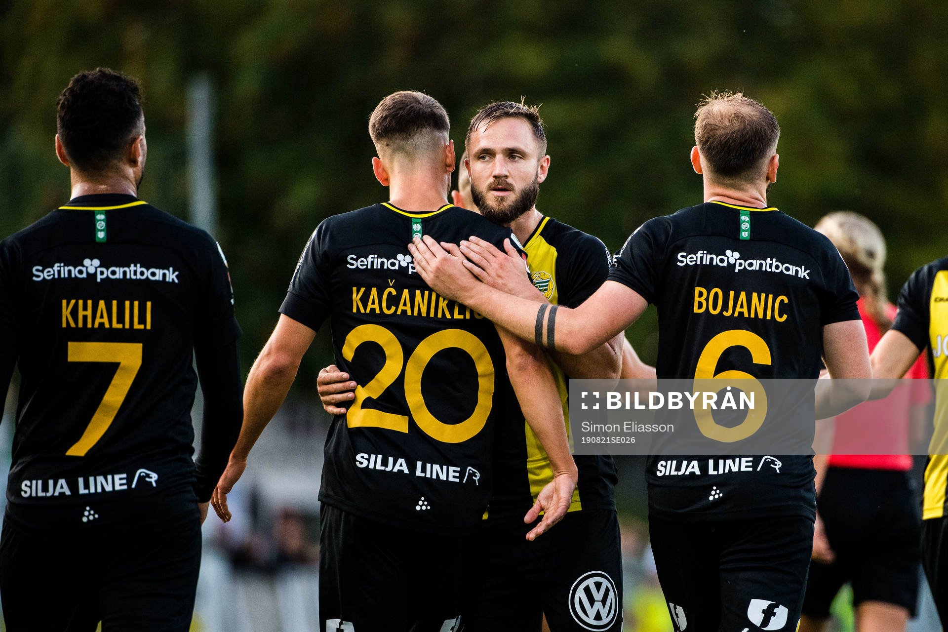 Hammarbys Alexander Kacaniklic jublar med lagkamrater