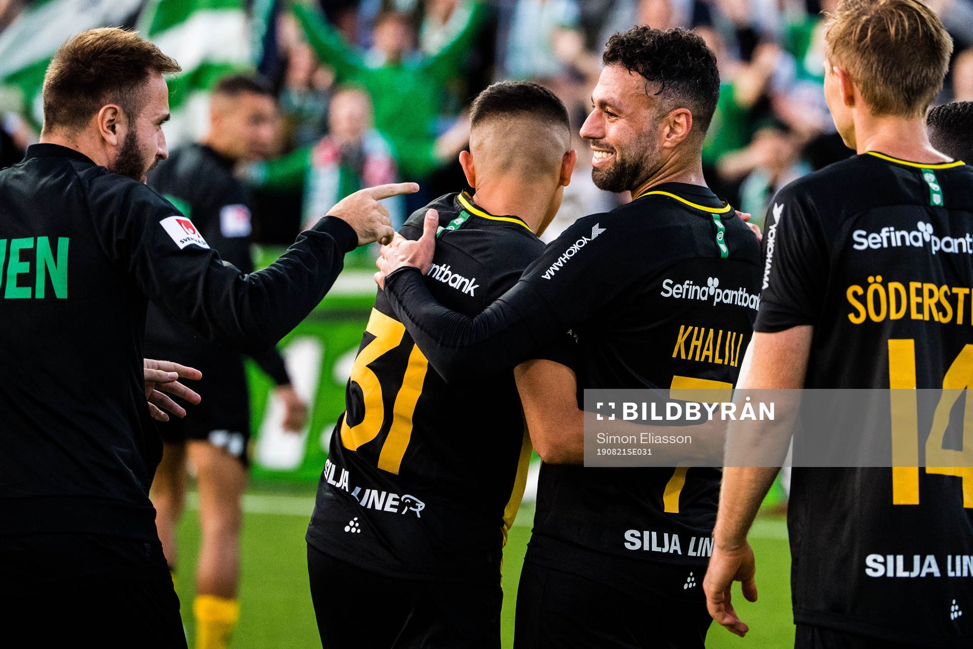 Hammarbys Aimar Sher och Imad Khalili jublar efter fotbollsmatchen i Svenska Cupen mellan Luleå och Hammarby den 21 augusti 2019 i Luleå.