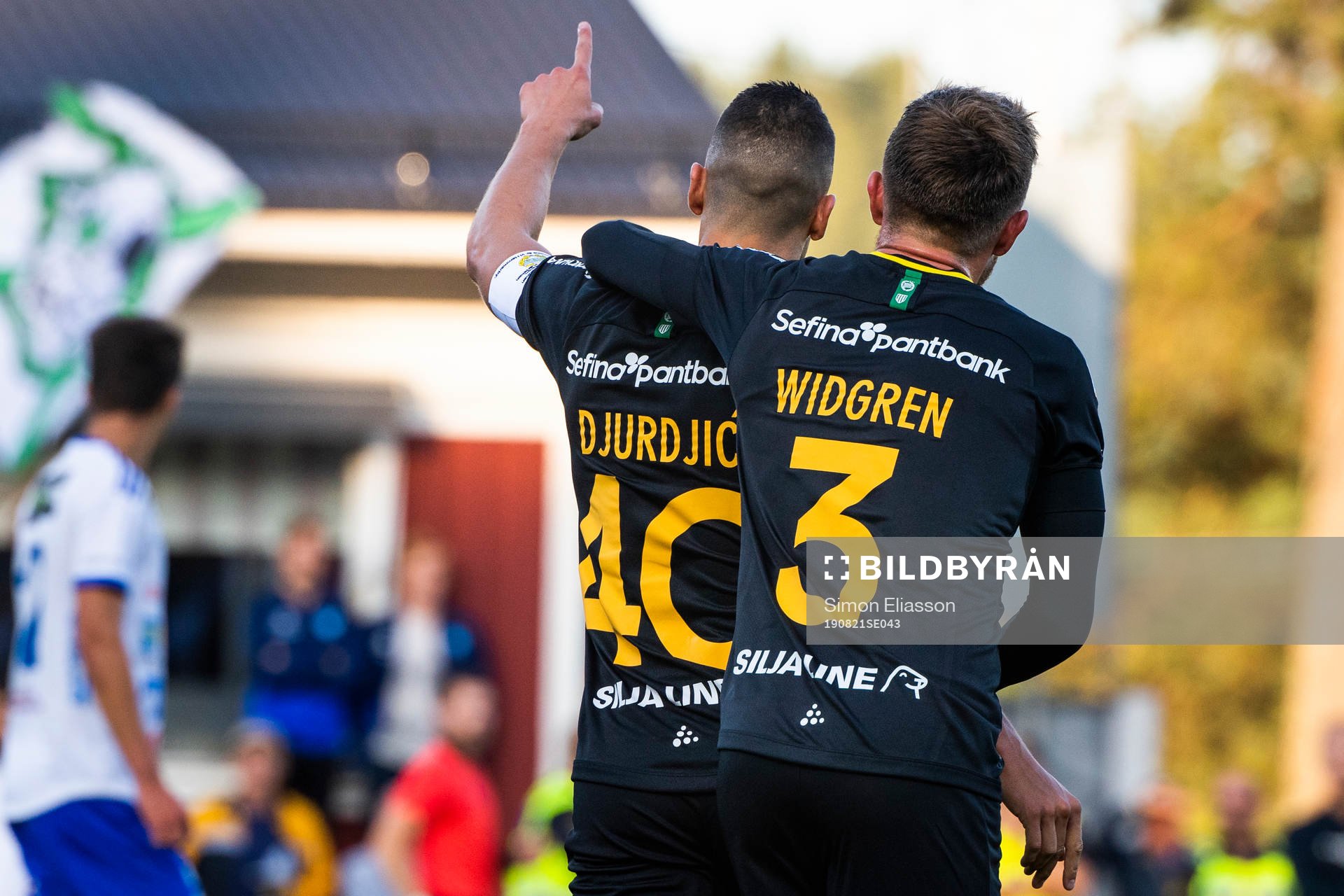 Hammarbys Nikola Djurdjic och Dennis Widgren jublar