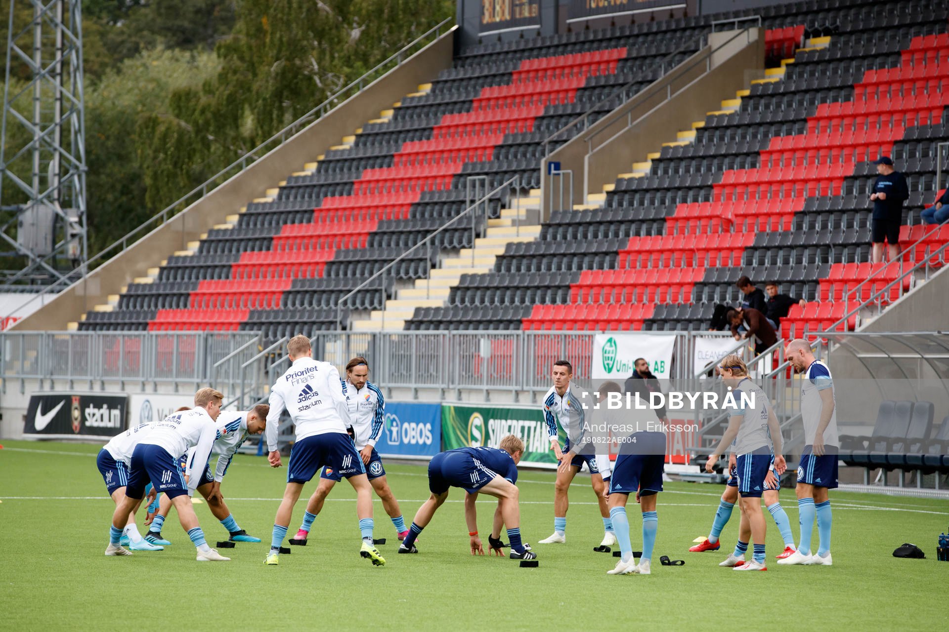 Djurgårdens spelare värmer upp innan fotbollsmatchen i