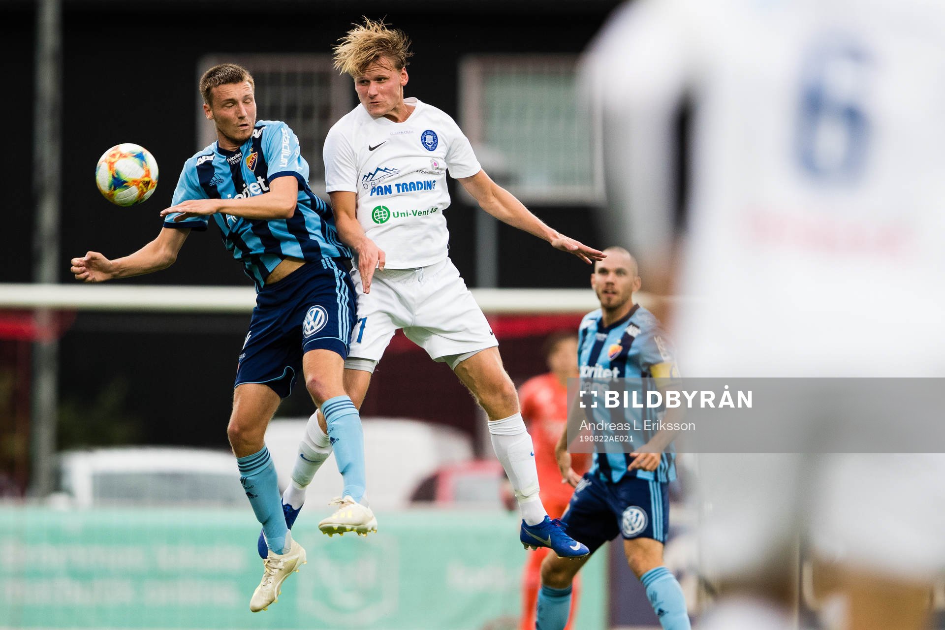 Djurgårdens Alexander Abrahamsson i en nickduell med