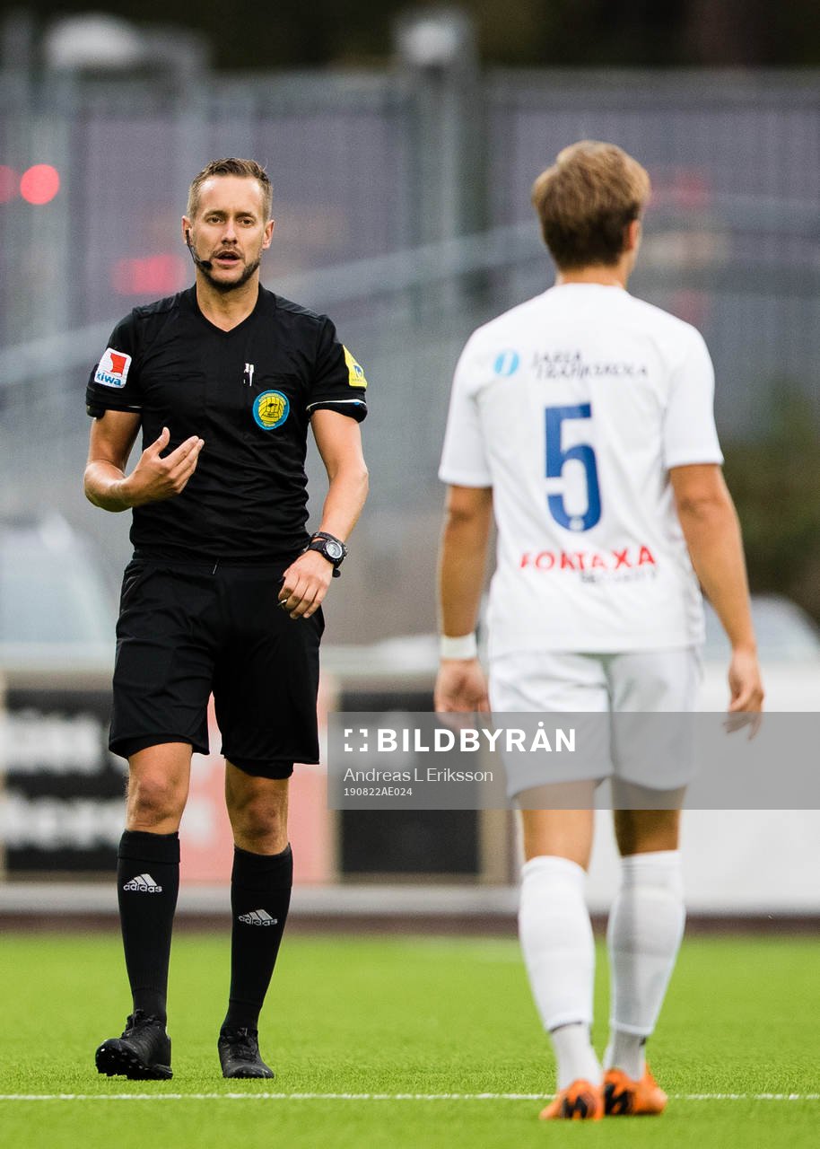Domare Victor Wolf talar med Akropolis Daniel Stensson