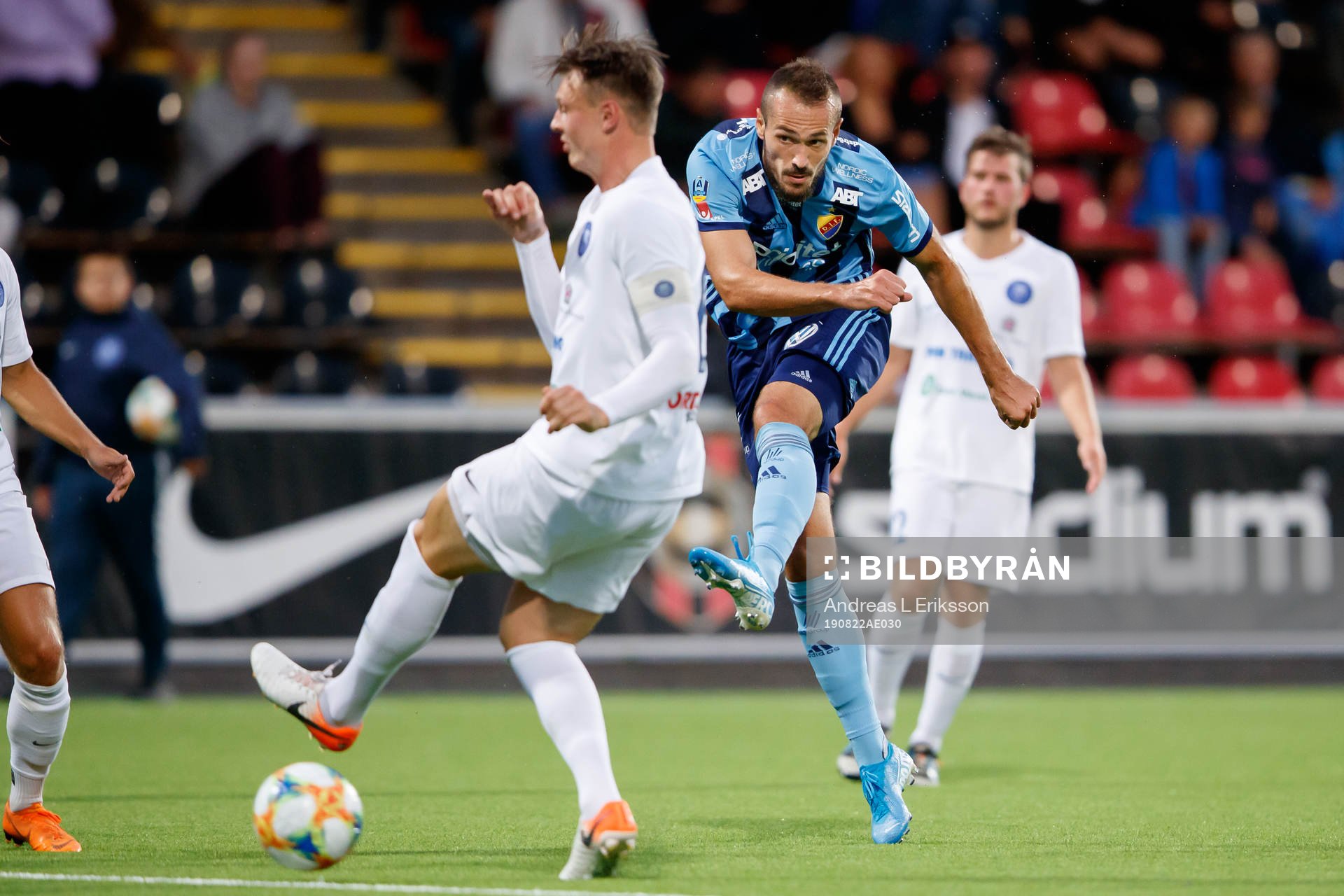 Djurgårdens Emir Kujovic skjuter mot mål