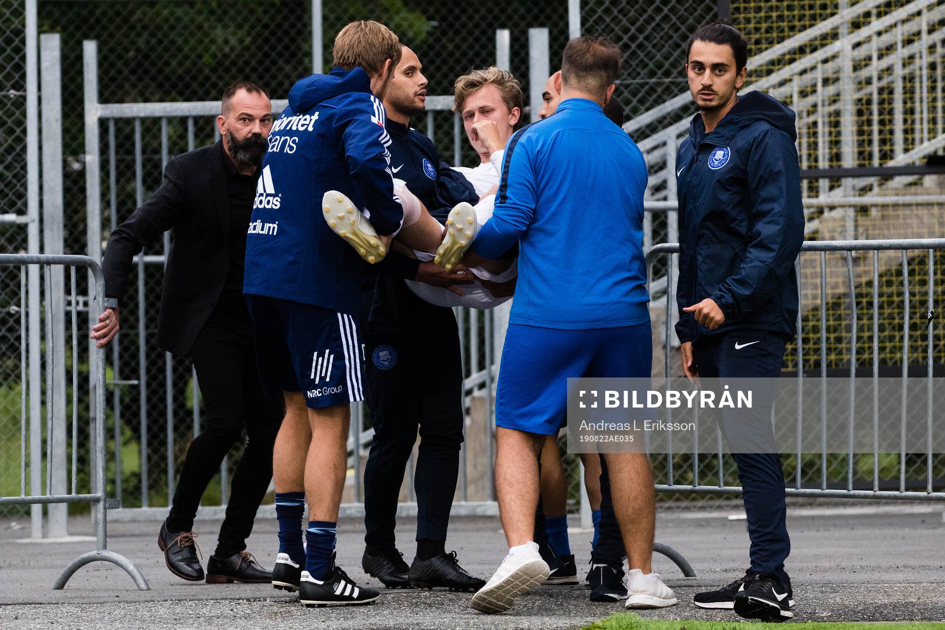 Akropolis tränare Konstantinos Panagopoulos med flera bär Akropolis Alexander Snäcke av planen efter en befarad skada under fotbollsmatchen i Svenska Cupen mellan Akropolis och Djurgården den 22 augusti 2019 i Stockholm.