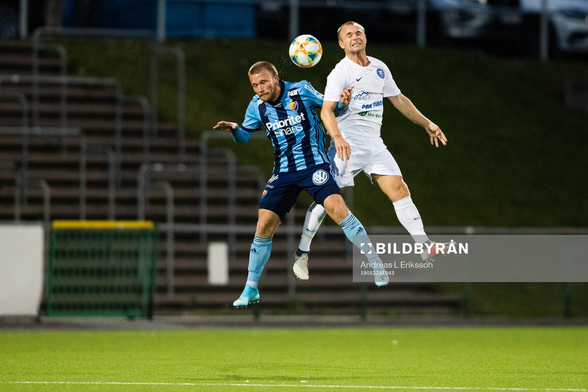 Djurgårdens Nicklas Bärkroth i en nickduell med Akropolis