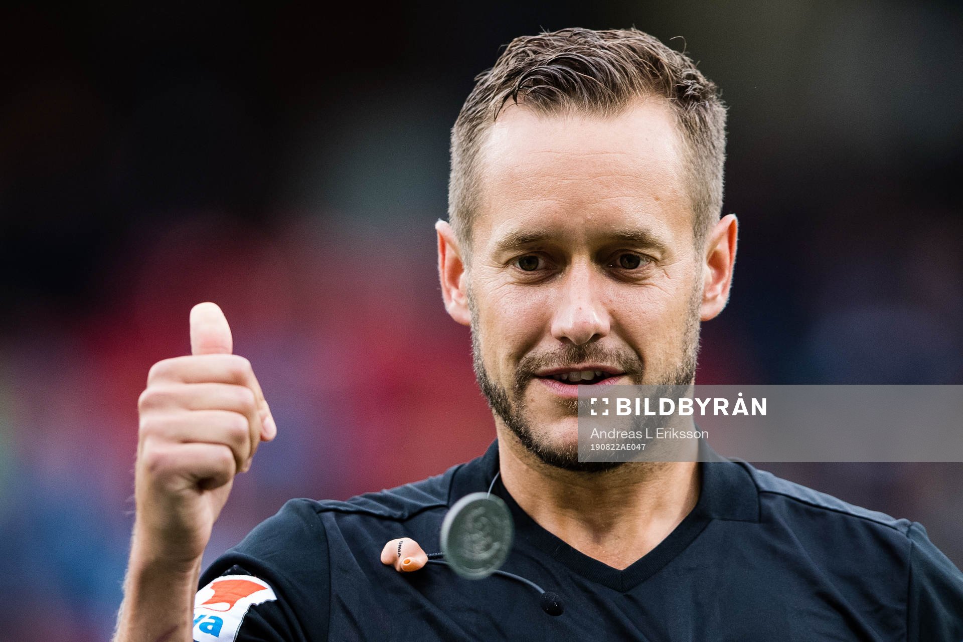 Domare Victor Wolf singlar slant innan fotbollsmatchen i