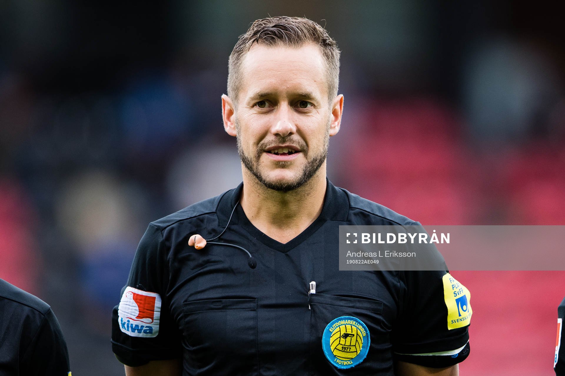 Domare Victor Wolf innan fotbollsmatchen i Svenska Cupen