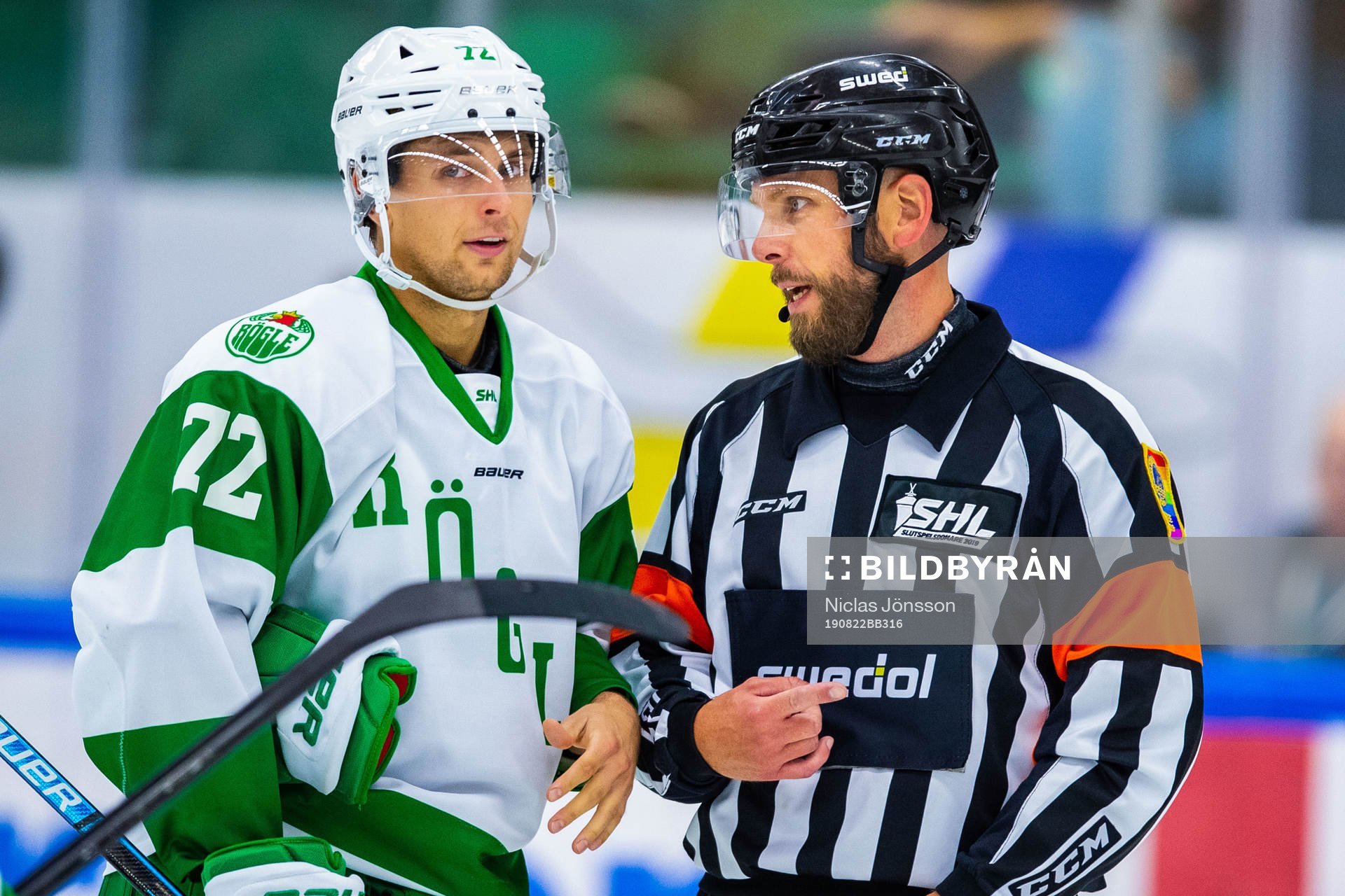 Rögles  Daniel Zaar pratar med Domare Marcus Linde