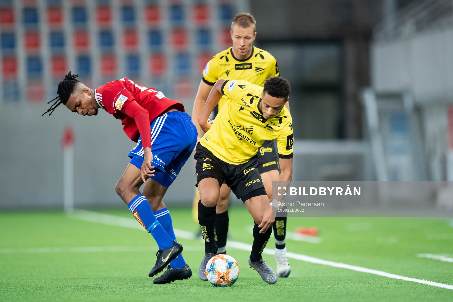 Charles Ezeh of Skeid and Kevin Kabran of Start