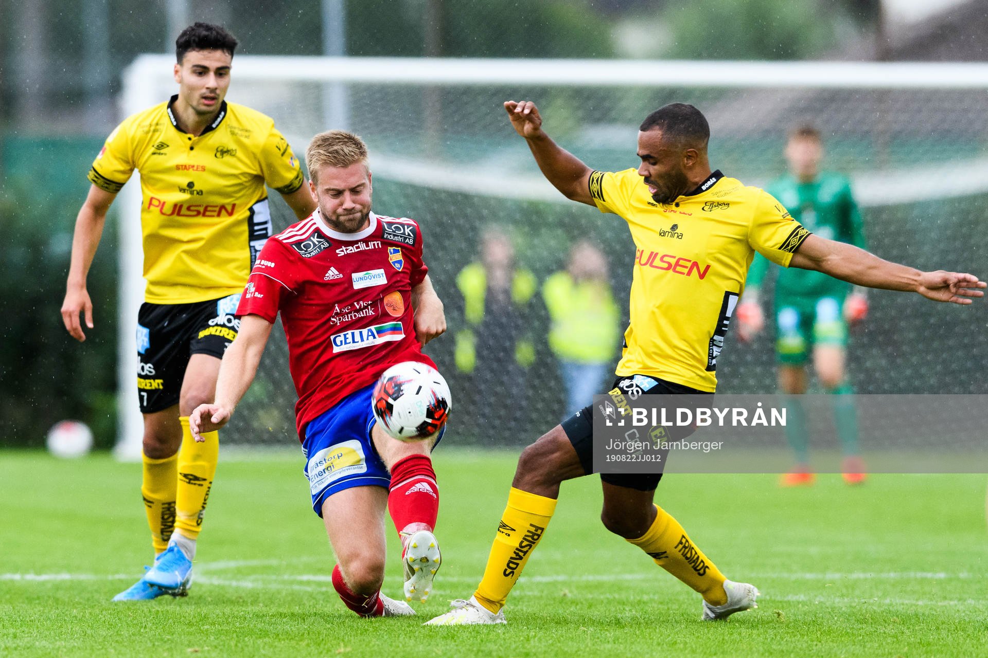 Gauthiods Emil Svensson i kamp med Elfsborgs Alex Dyer under fotbollsmatchen i Svenska cupen mellan Gauthiod och Elfsborg den 22 augusti 2019 i Grästorp.