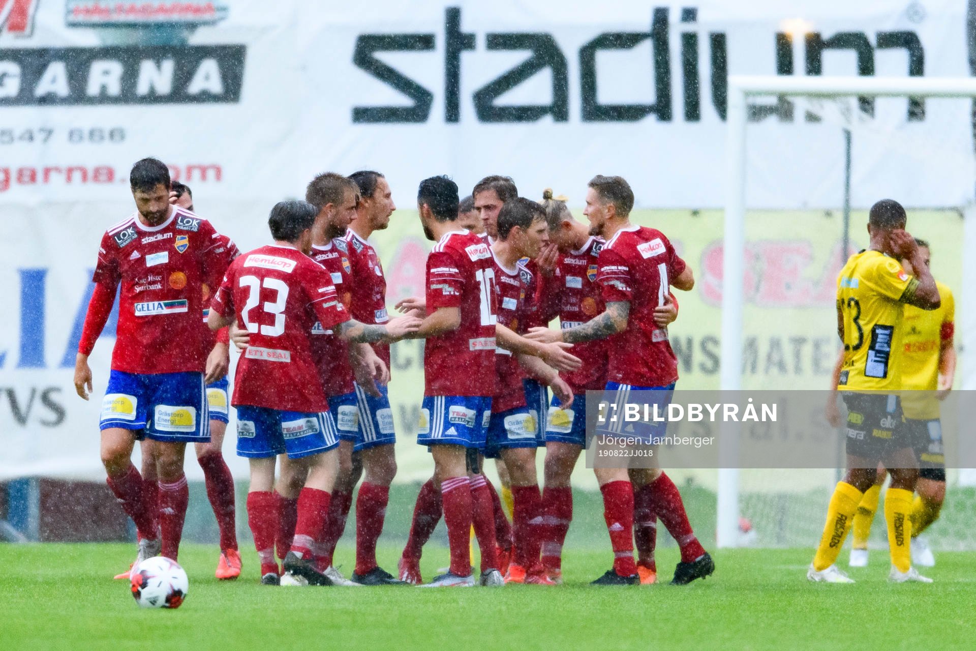 Gauthiods spelare jublar efter 1-1 under fotbollsmatchen i Svenska cupen mellan Gauthiod och Elfsborg den 22 augusti 2019 i Grästorp.