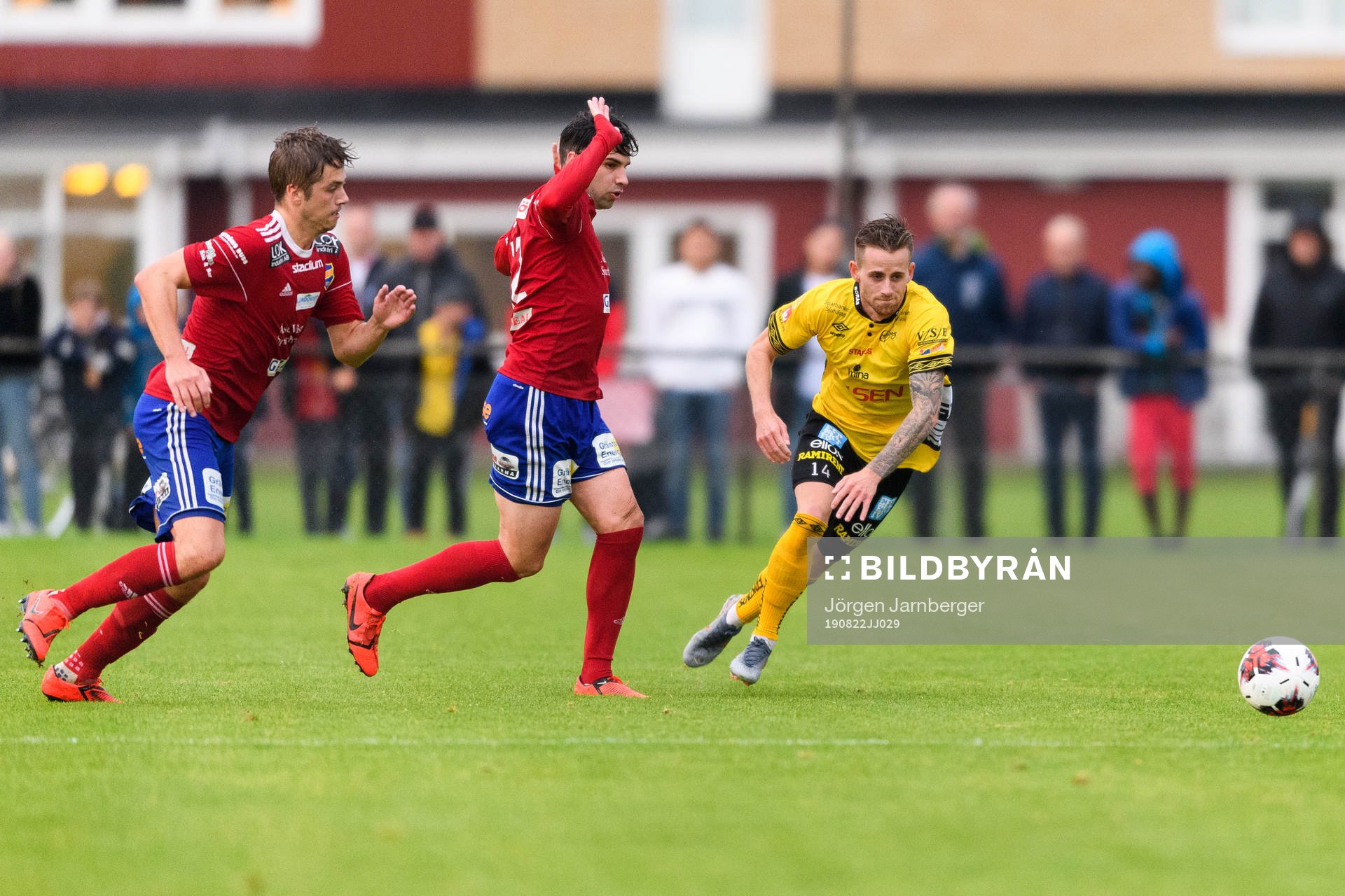 Elfsborgs Rasmus Alm i kamp med Gauthiods Kenan Mehovic och Andreas Schmidt under fotbollsmatchen i Svenska cupen mellan Gauthiod och Elfsborg den 22 augusti 2019 i Grästorp.