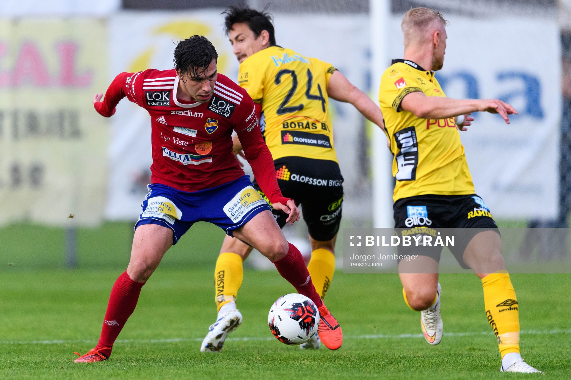 Gauthiods Kenan Mehovic i kamp med Elfsborgs Stefan Ishizaki under fotbollsmatchen i Svenska cupen mellan Gauthiod och Elfsborg den 22 augusti 2019 i Grästorp.